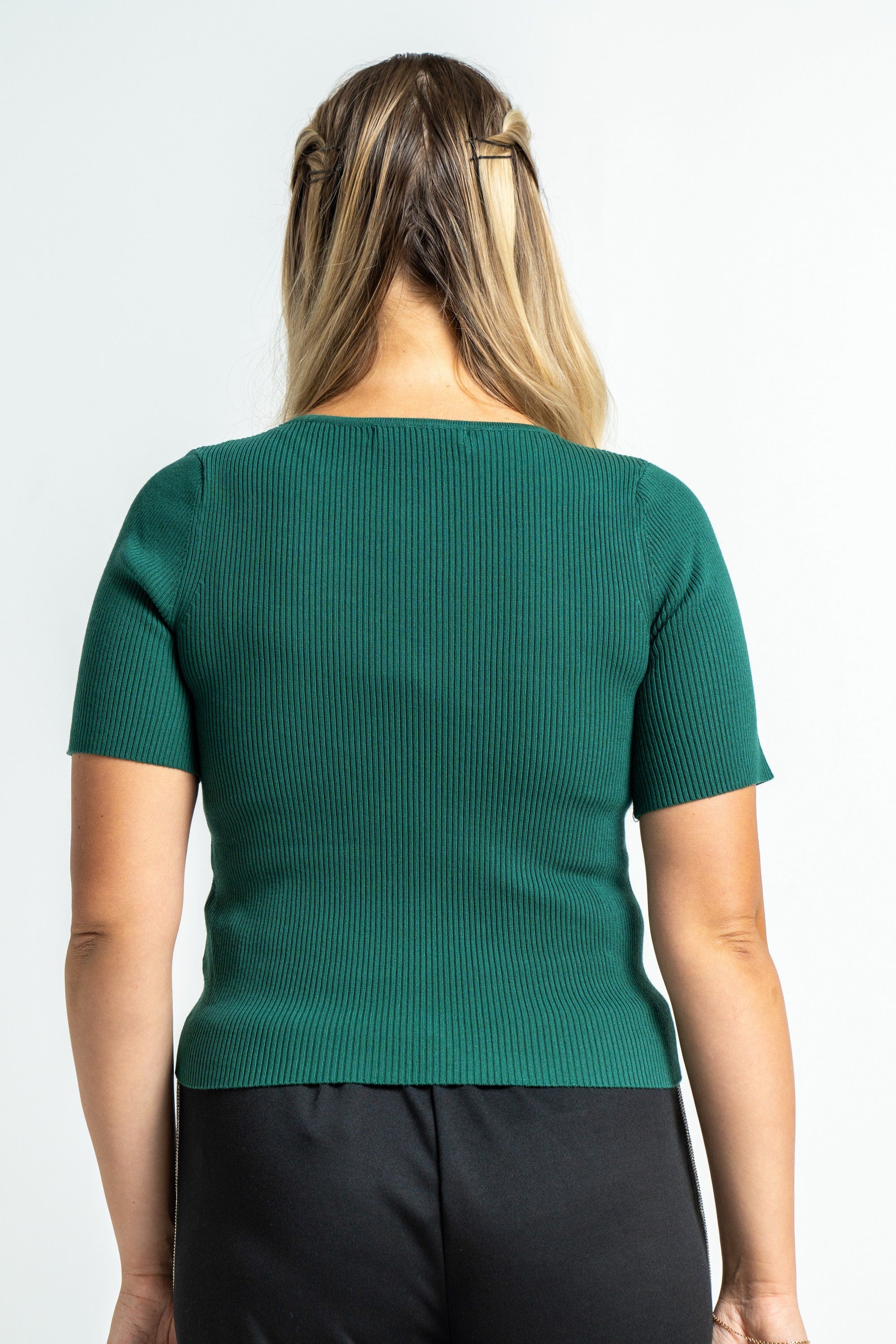 ميكا بلوزة بأكمام قصيرة منسوجة بفتحة صدر V