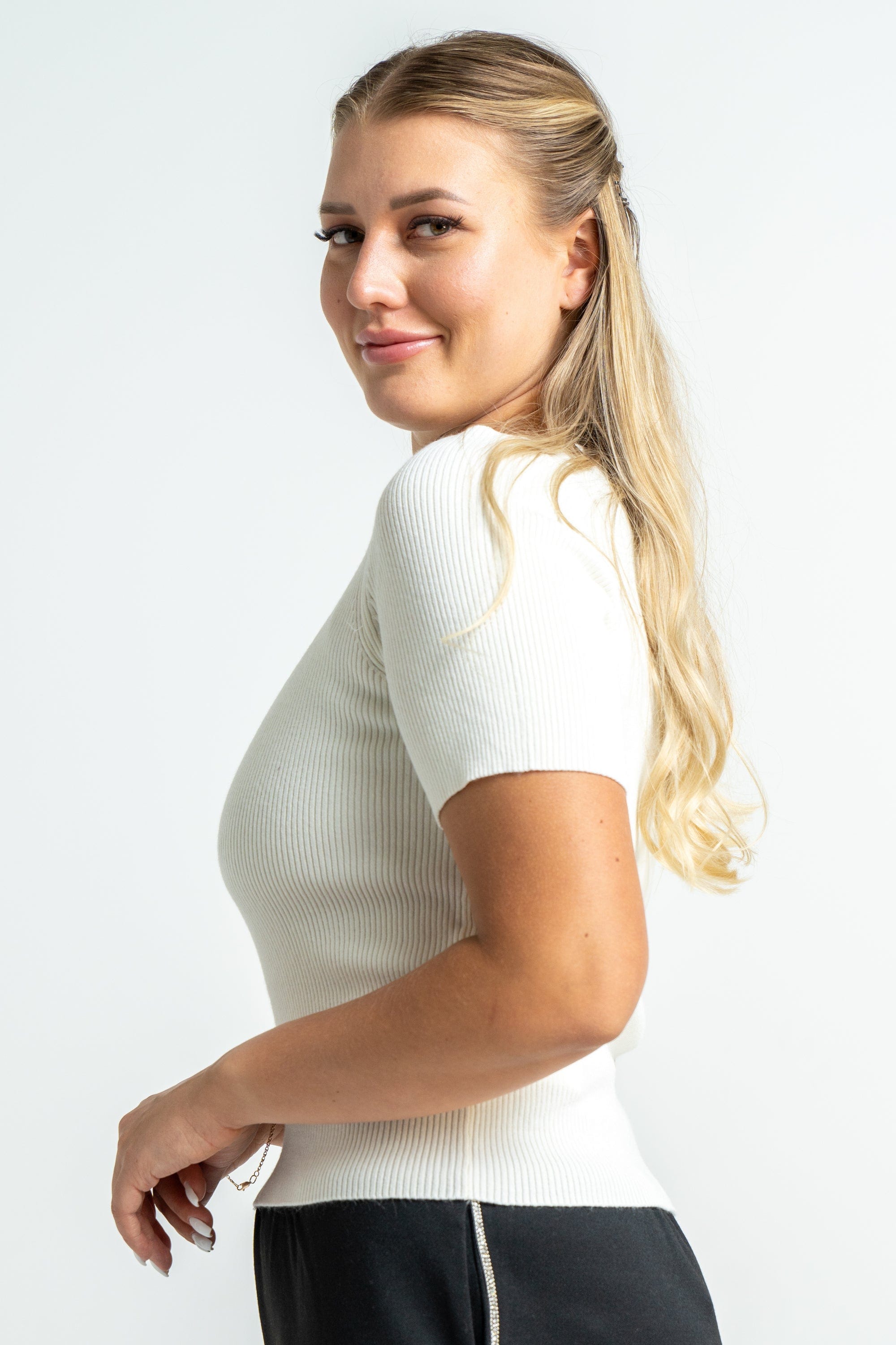 ميكا بلوزة بأكمام قصيرة منسوجة بفتحة صدر V