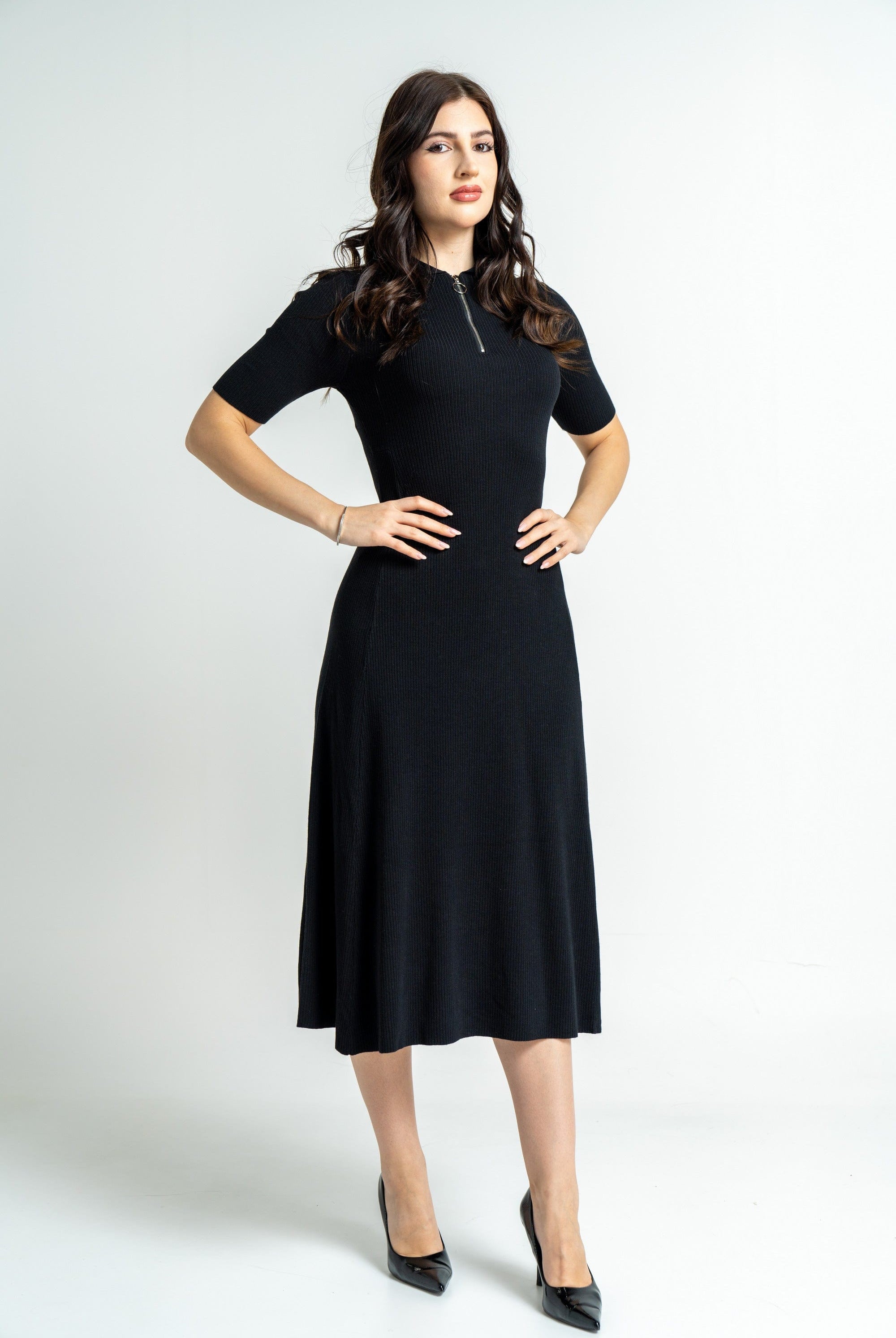 ميكا فستان ميدي بأكمام قصيرة منسوج بسحاب على الصدر أسود