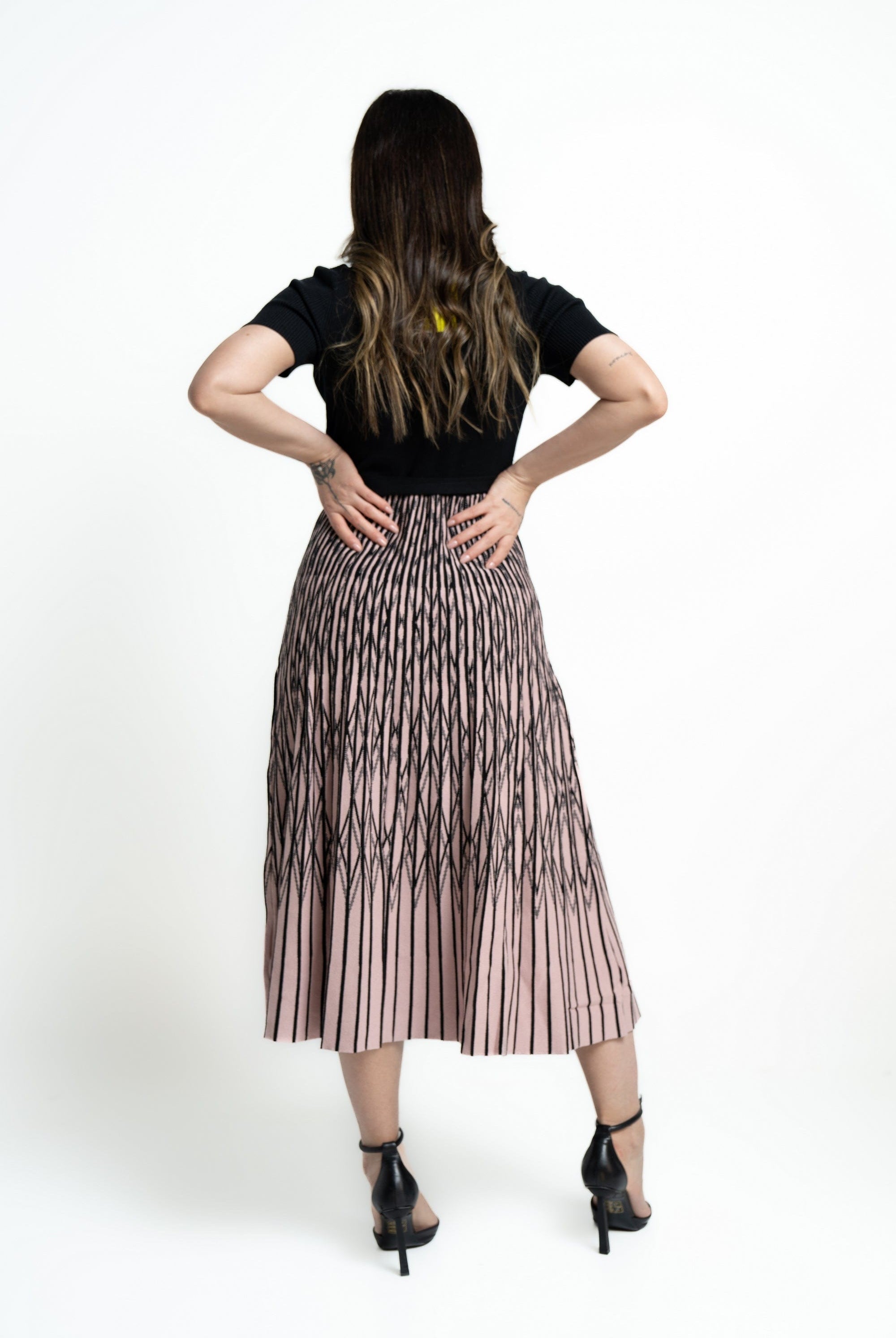 ميكا فستان ميدي منقوش بنص كم برباط على الخصر