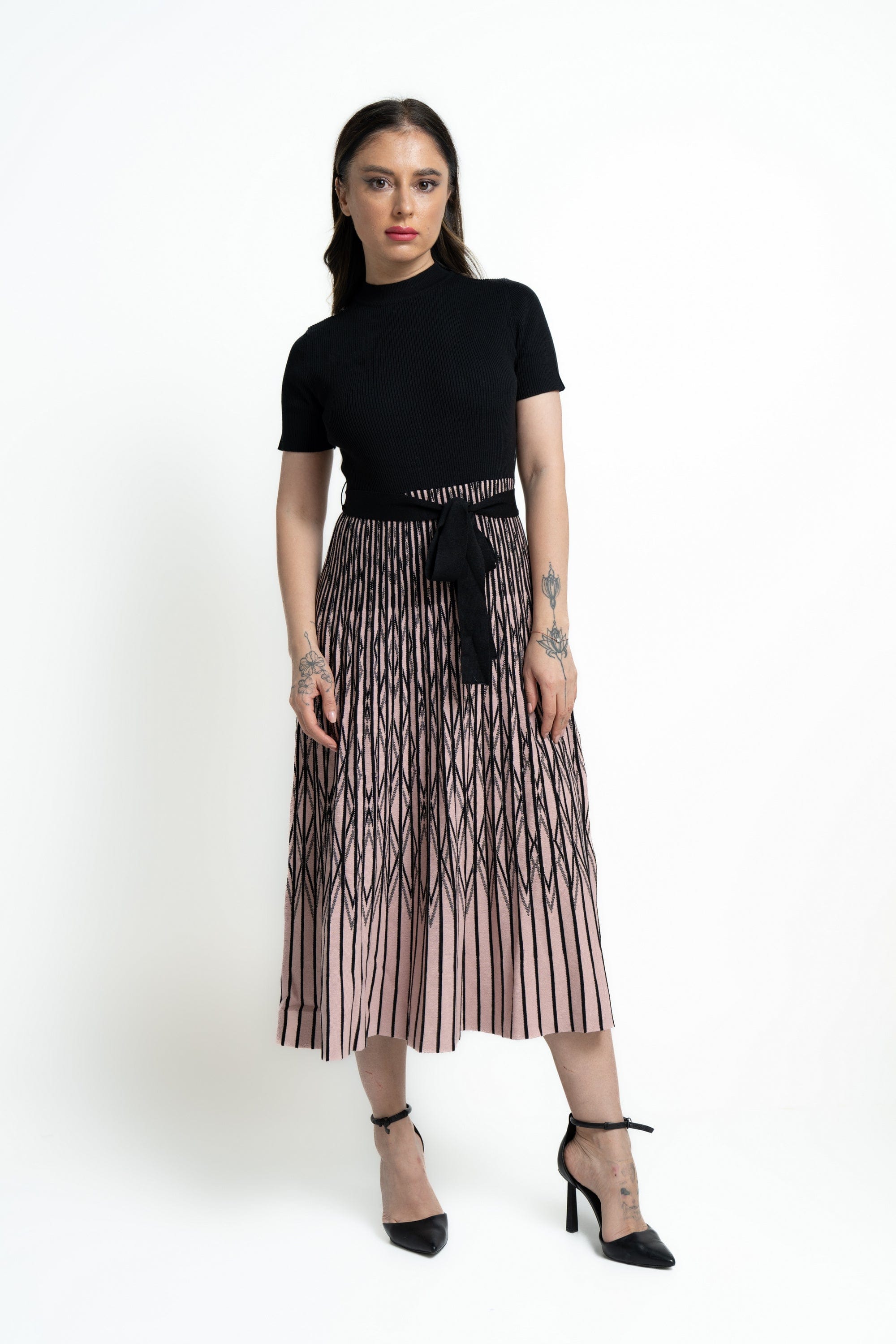 ميكا فستان ميدي منقوش بنص كم برباط على الخصر