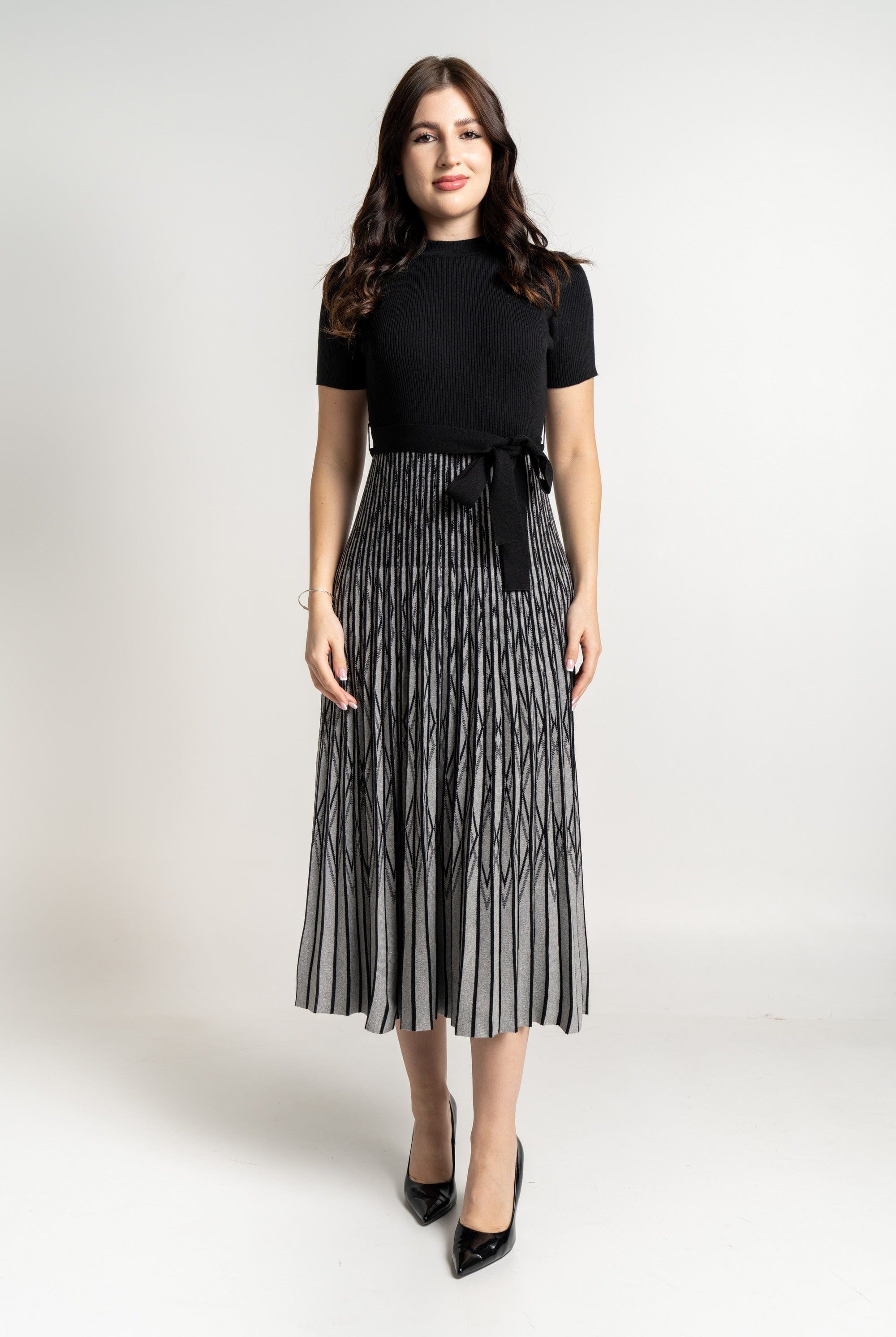 ميكا فستان ميدي منقوش بنص كم برباط على الخصر