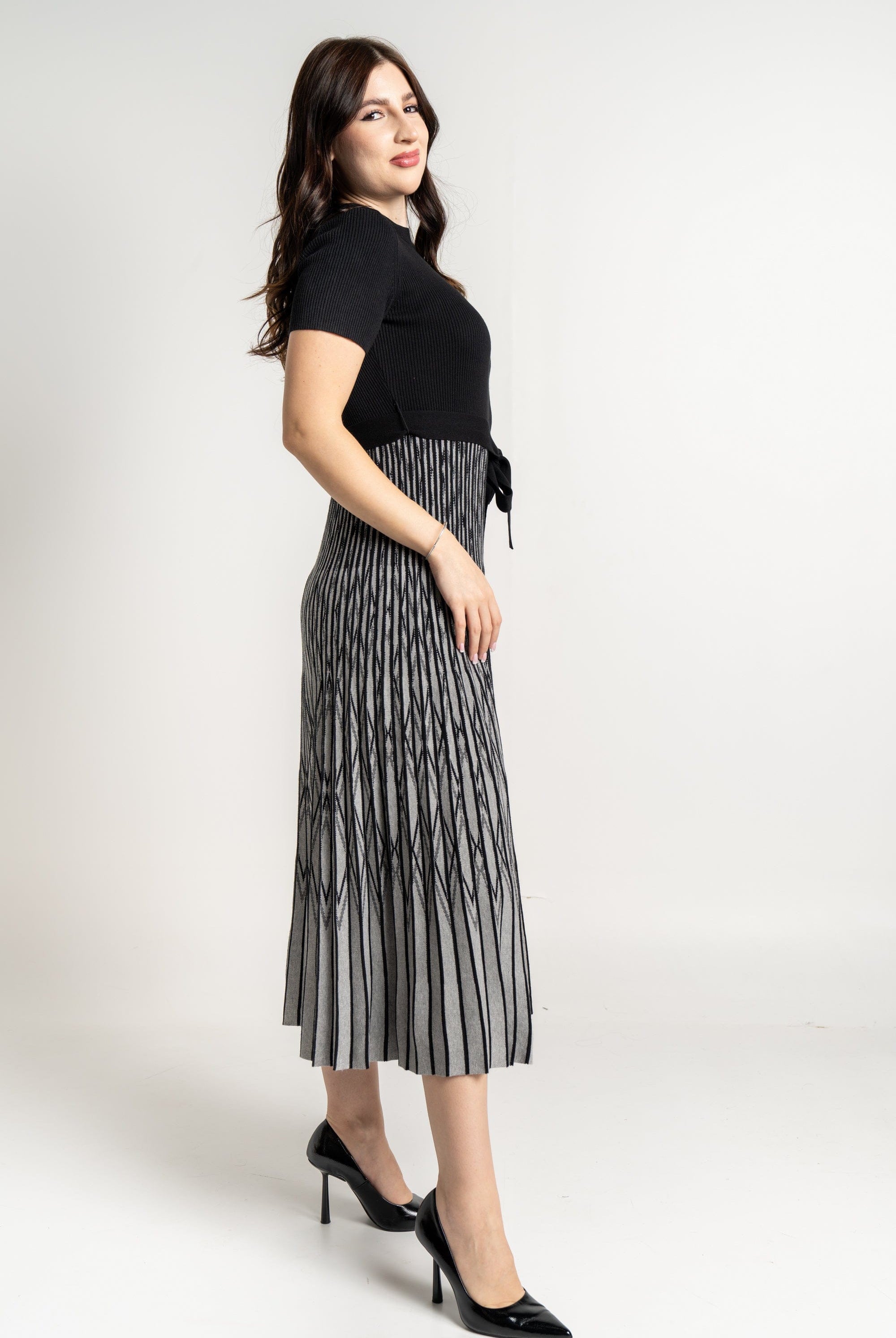 ميكا فستان ميدي منقوش بنص كم برباط على الخصر