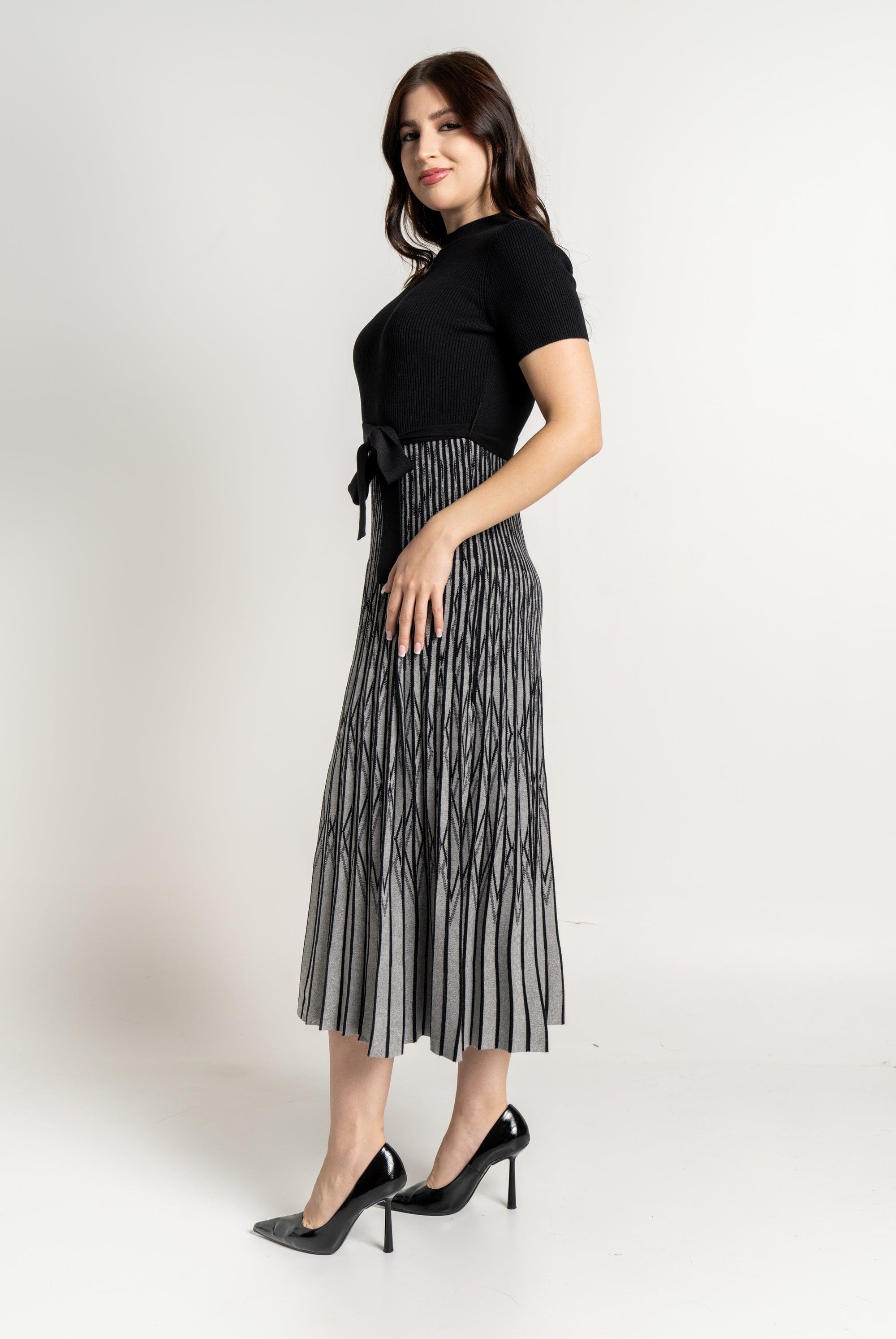 ميكا فستان ميدي منقوش بنص كم برباط على الخصر