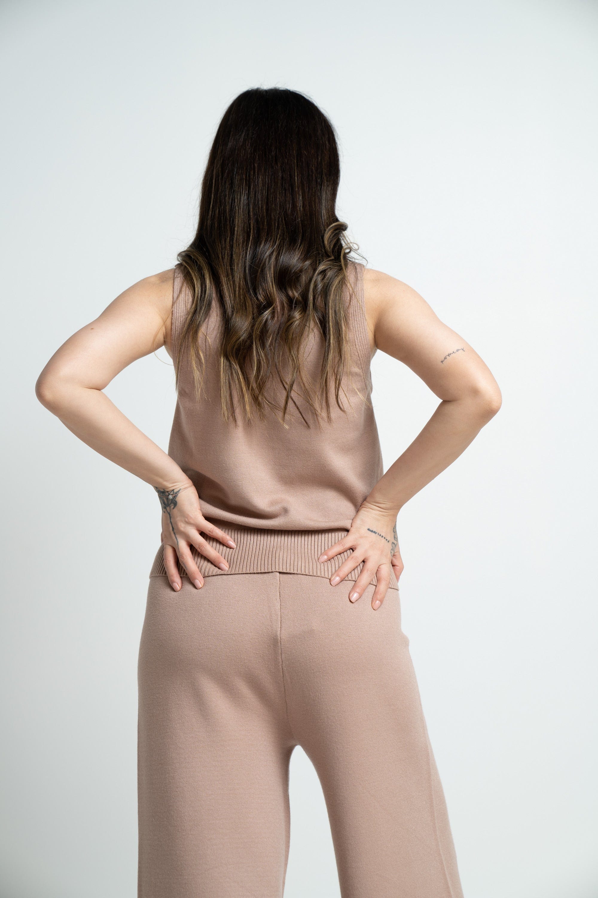 ميكا بلوزة سادة كت بياقة عالية