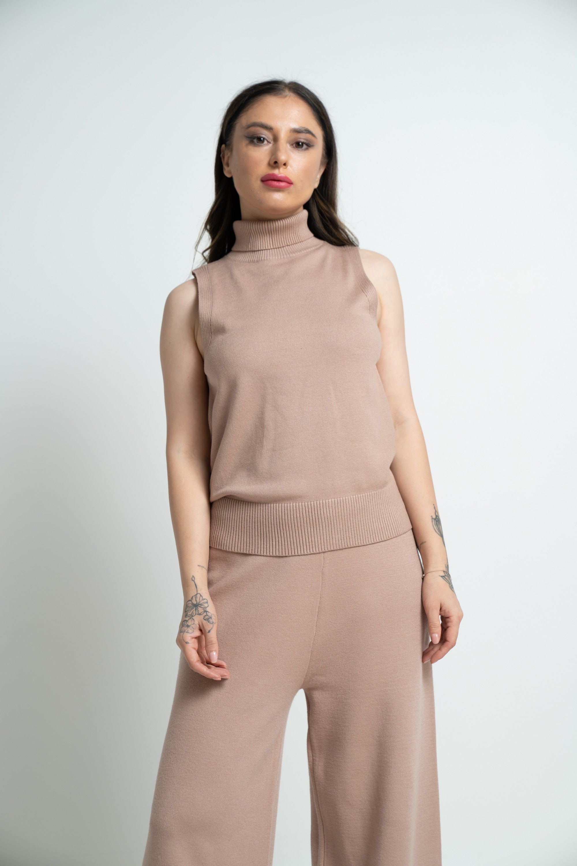 ميكا بلوزة سادة كت بياقة عالية