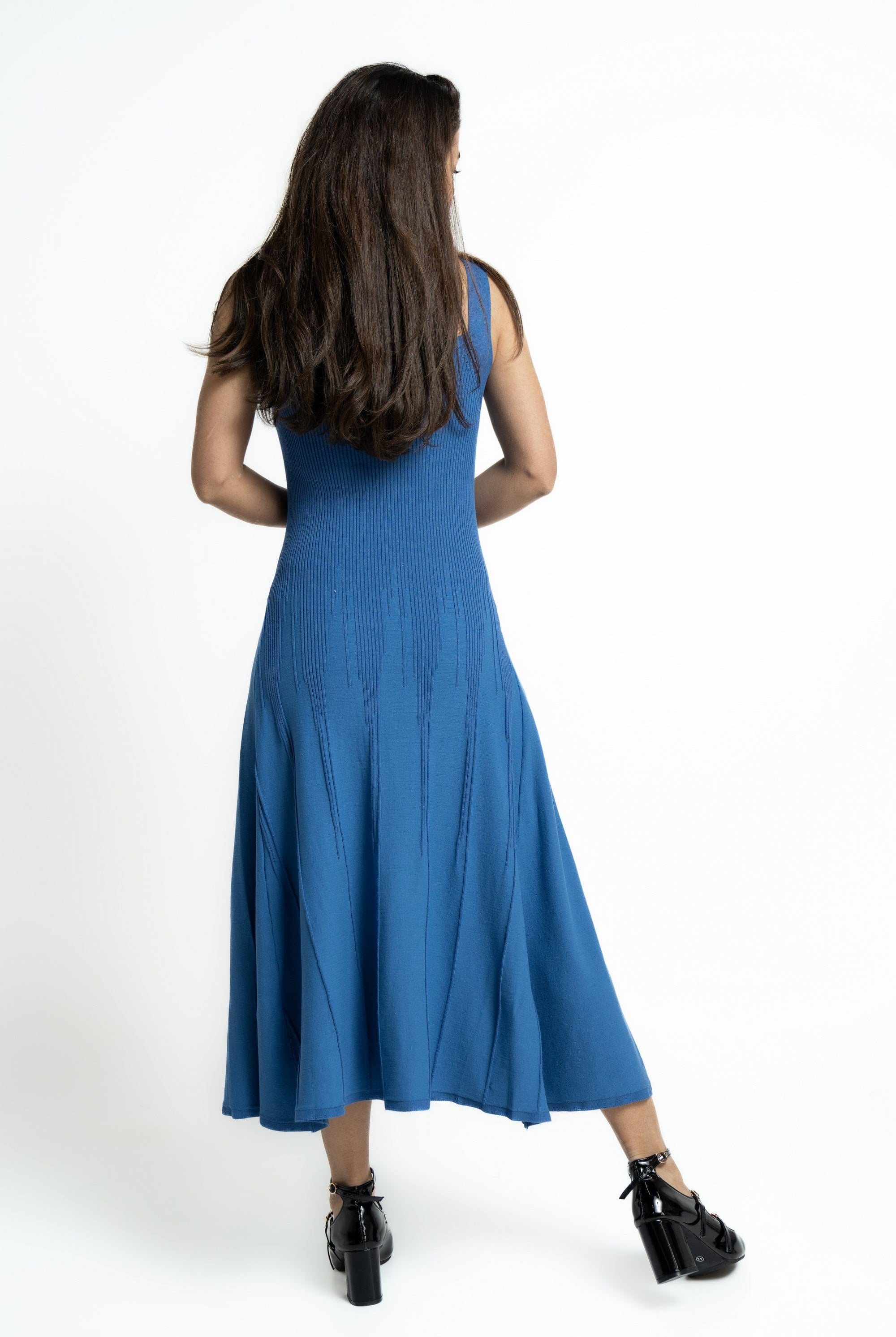 ميكا فستان ميدى حمالات سادة