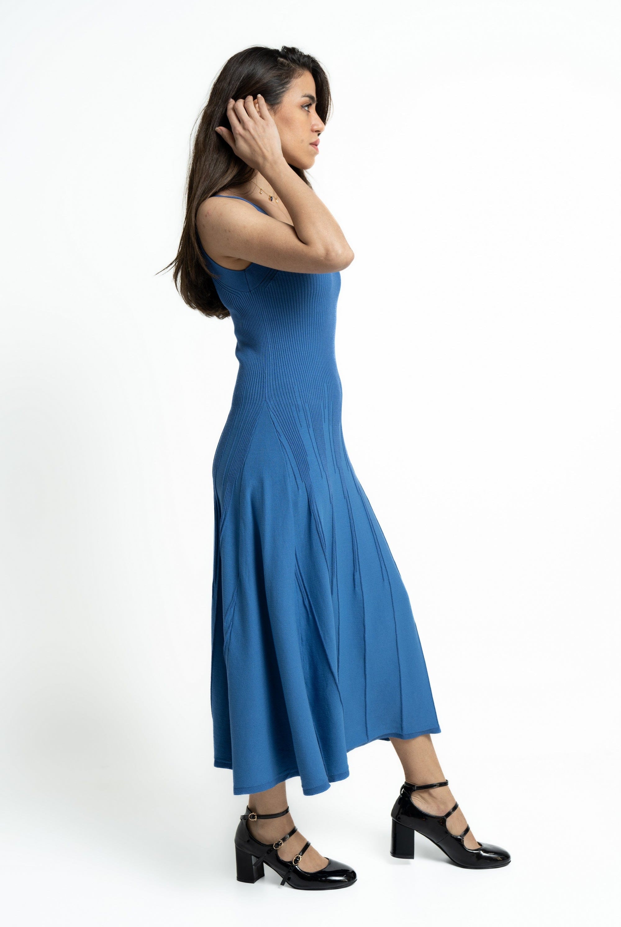 ميكا فستان ميدى حمالات سادة