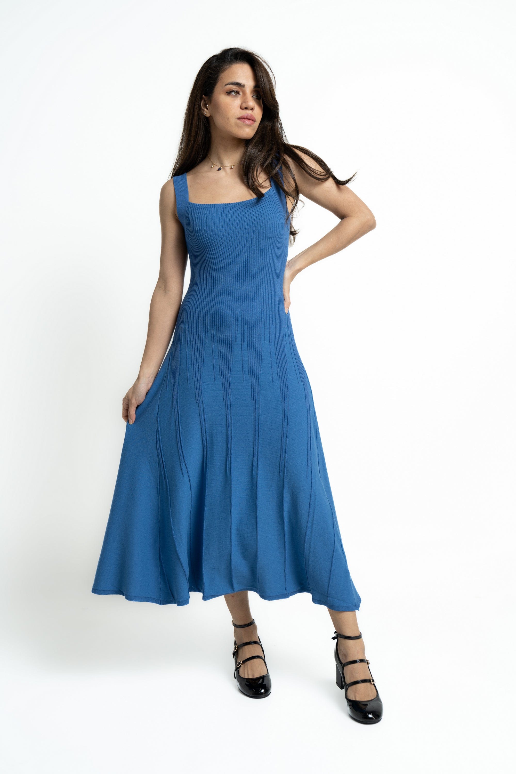 ميكا فستان ميدى حمالات سادة