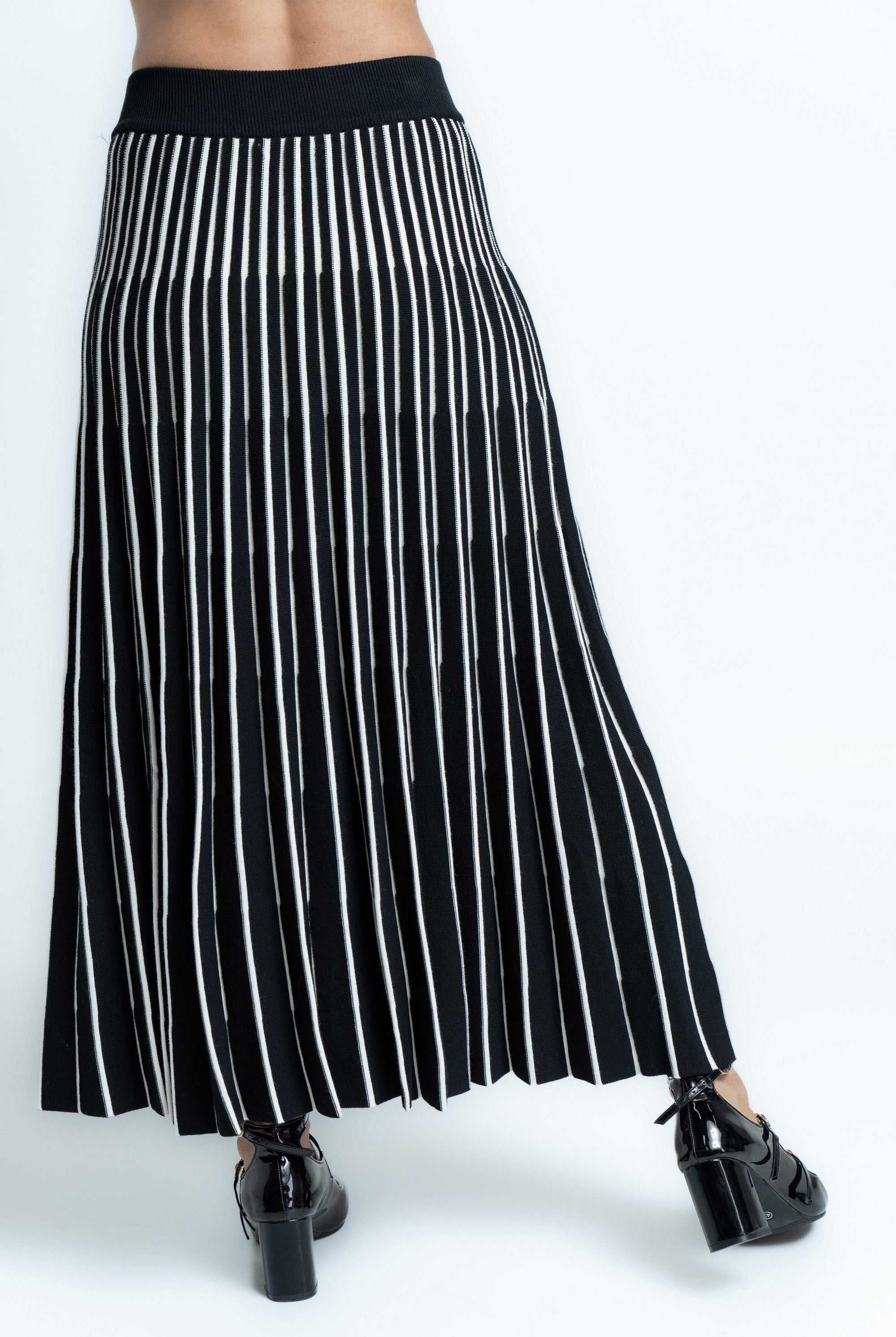 ميكا تنورة ميدى هاى وست مقلمة بالطول