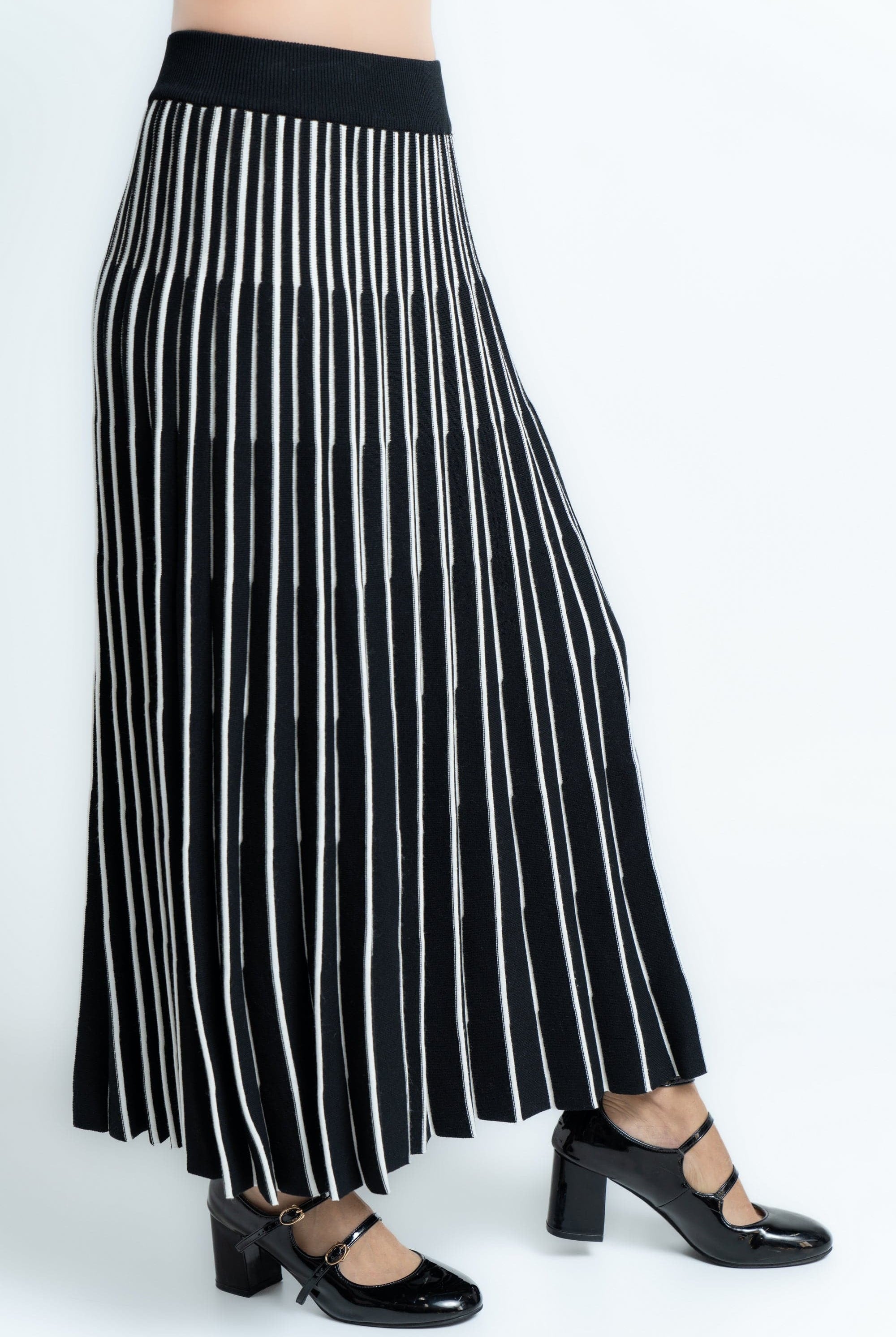 ميكا تنورة ميدى هاى وست مقلمة بالطول