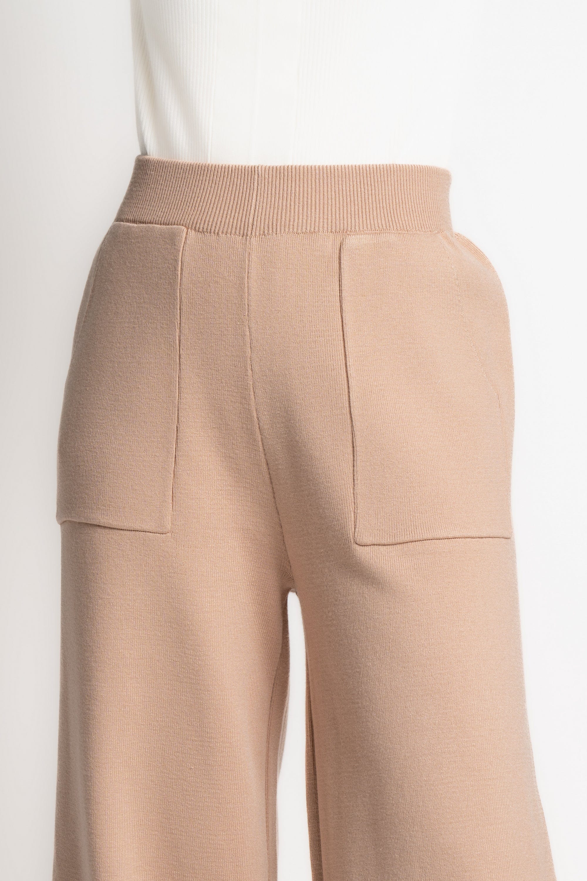 ميكا بنطلون واسع سادة بجيوب من الأمام