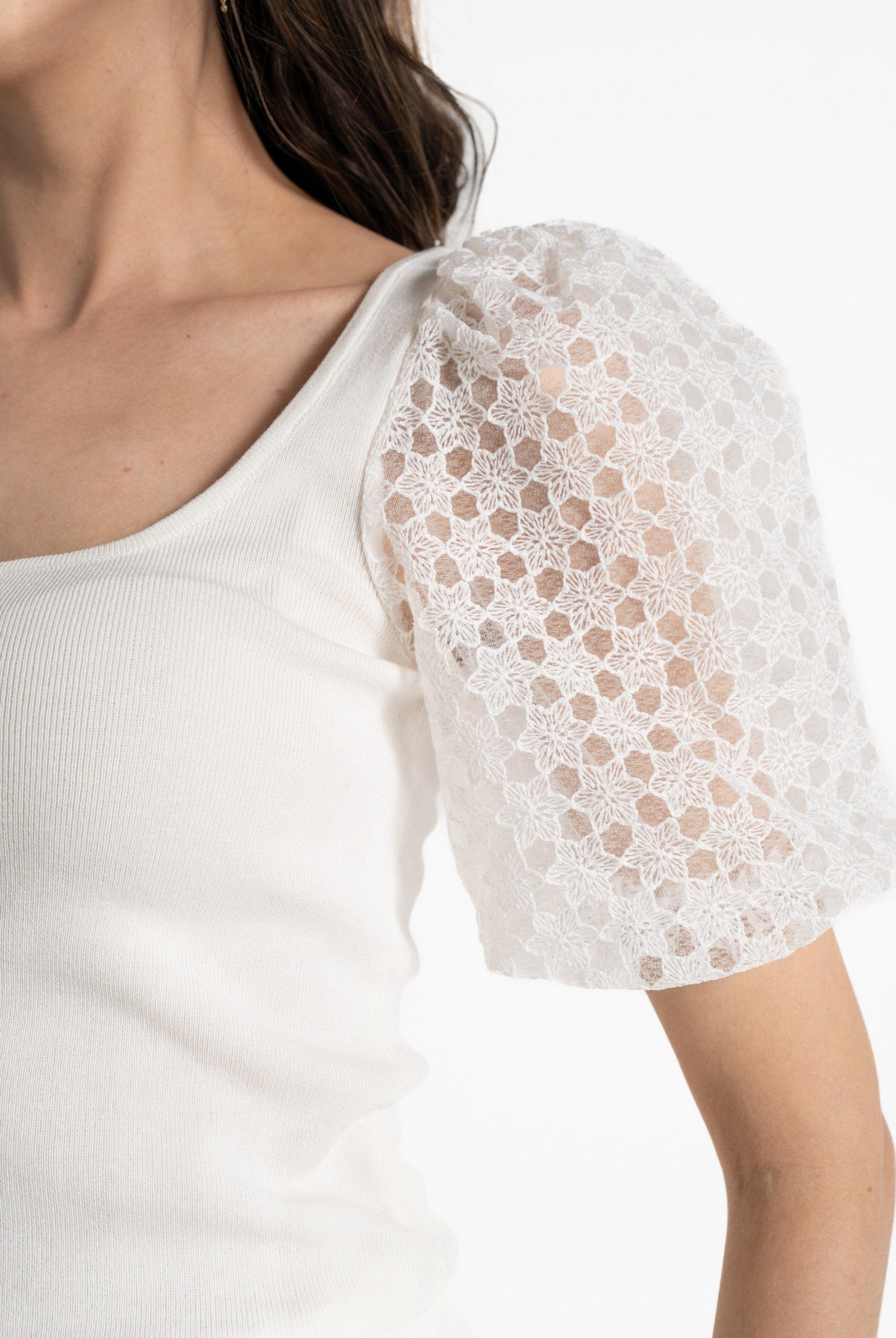 ميكا بلوزة بأكمام قصيرة شفافة مخرمة