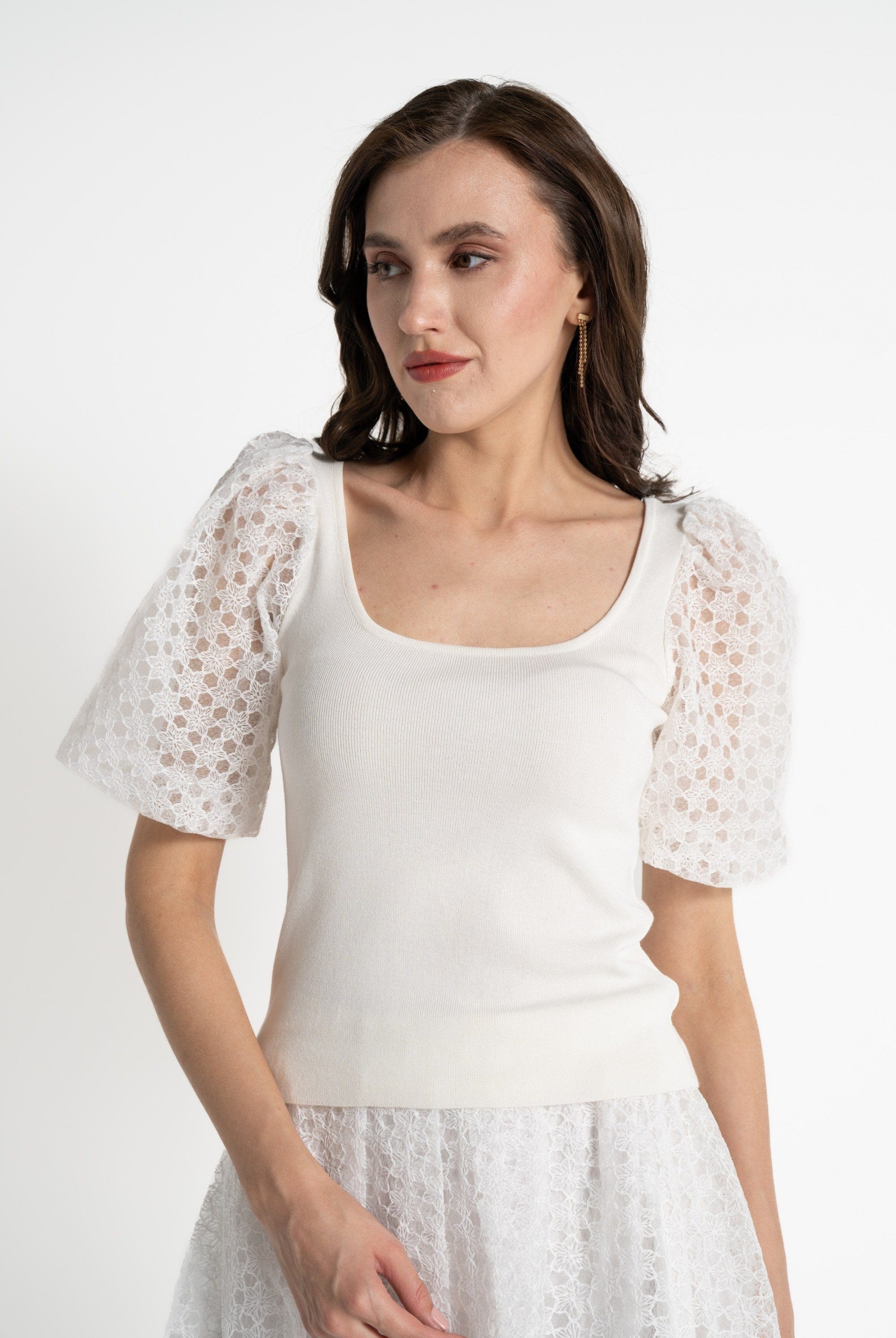 ميكا بلوزة بأكمام قصيرة شفافة مخرمة