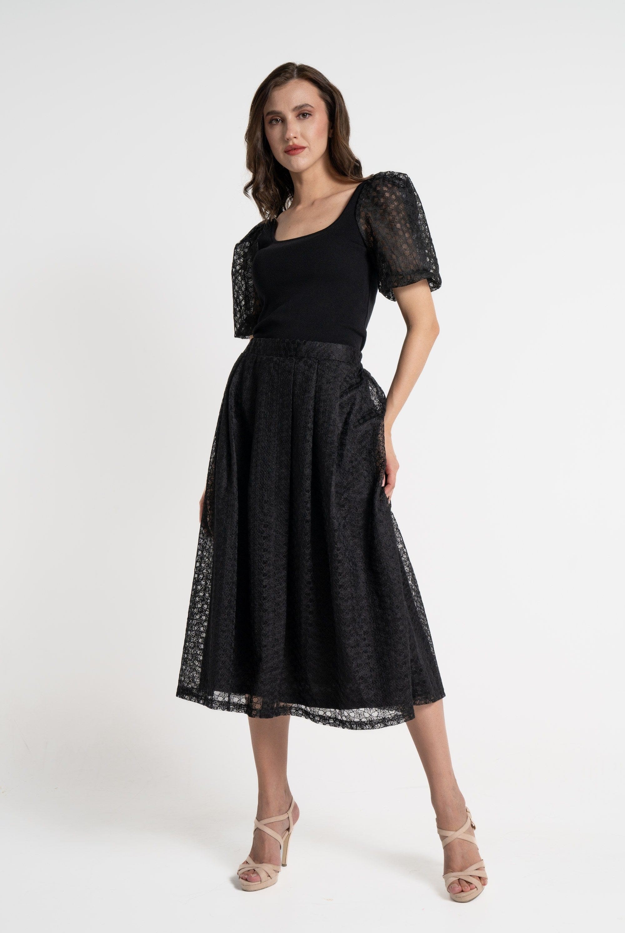 ميكا بلوزة بأكمام قصيرة شفافة مخرمة