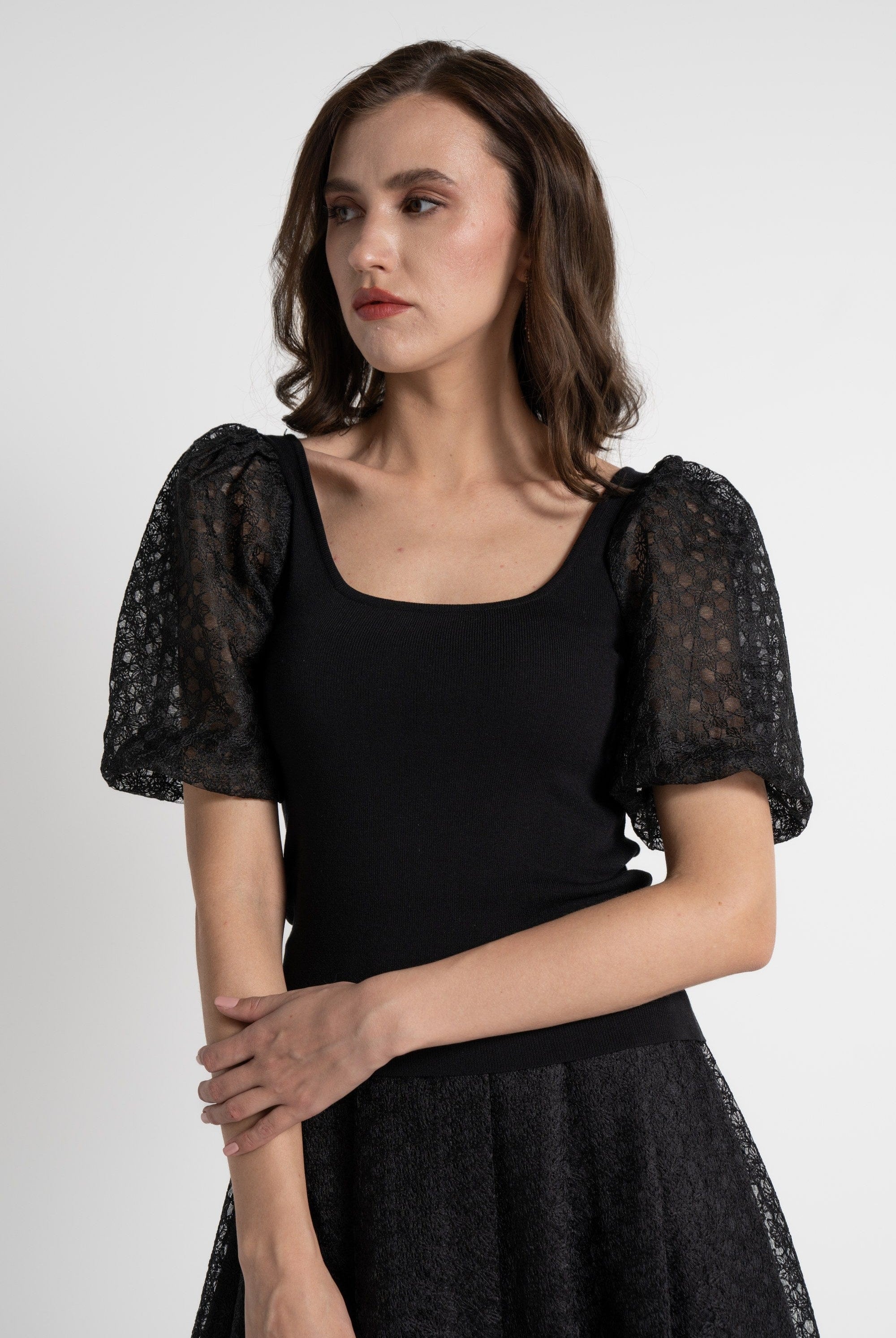 ميكا بلوزة بأكمام قصيرة شفافة مخرمة