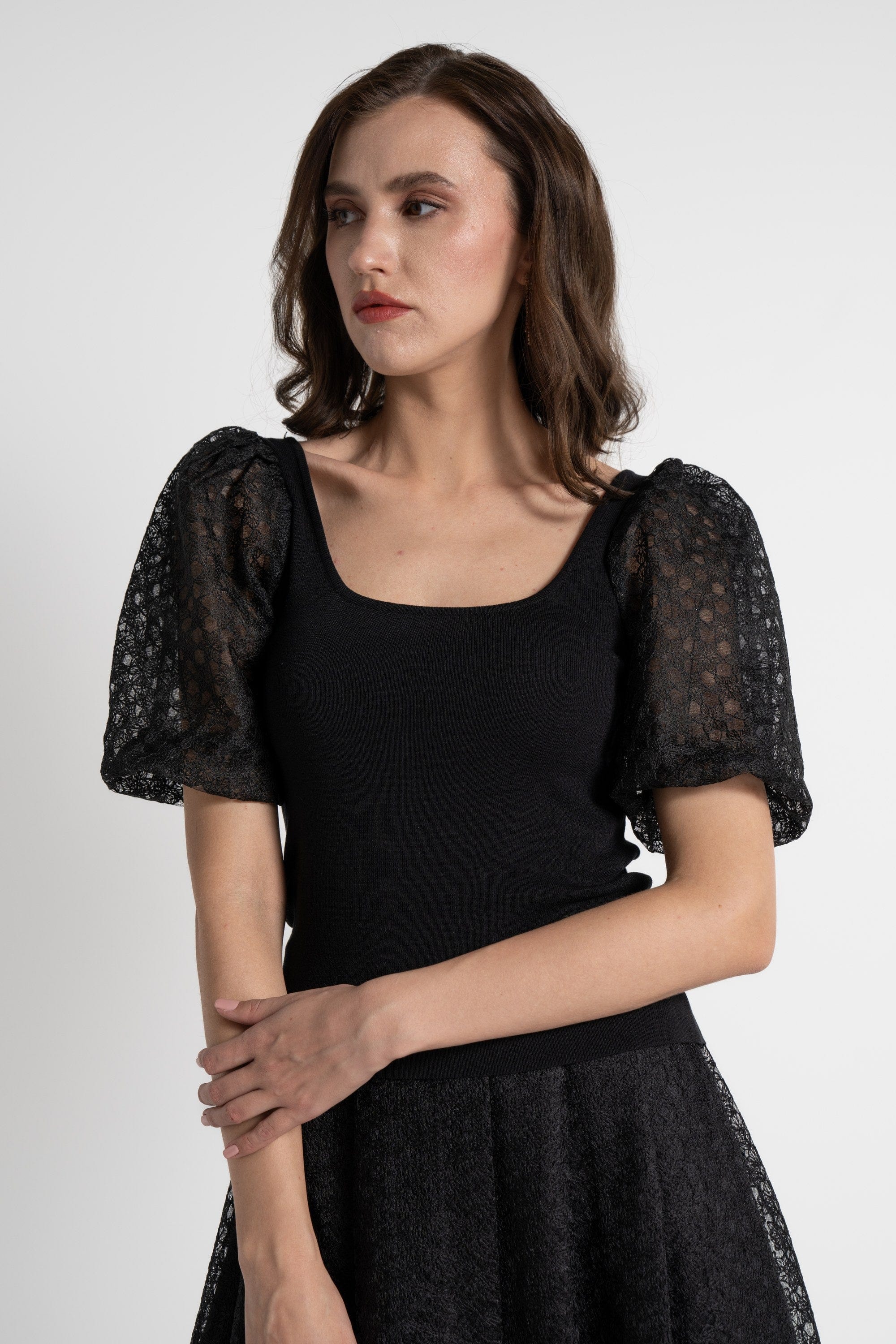 ميكا بلوزة بأكمام قصيرة شفافة مخرمة