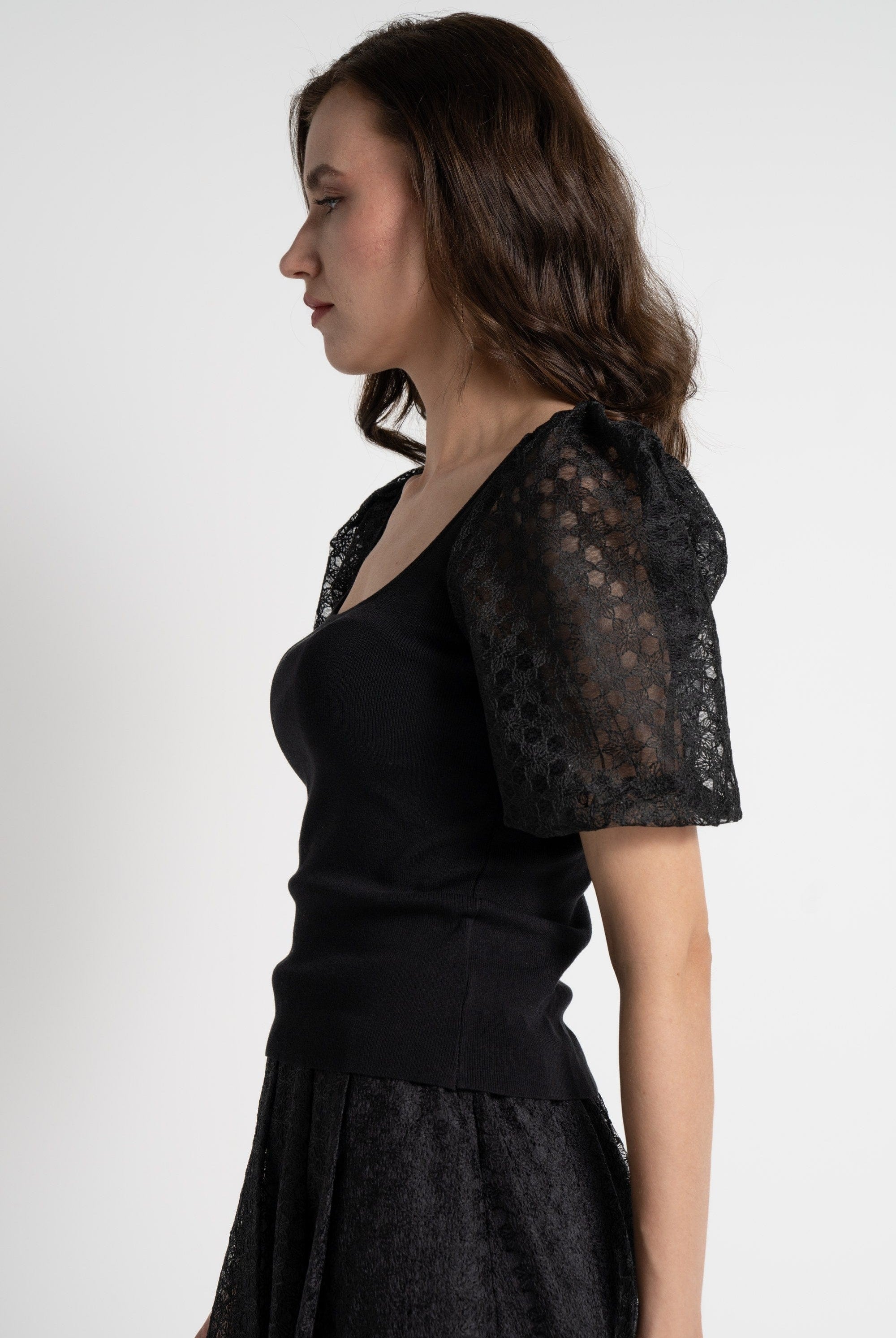 ميكا بلوزة بأكمام قصيرة شفافة مخرمة