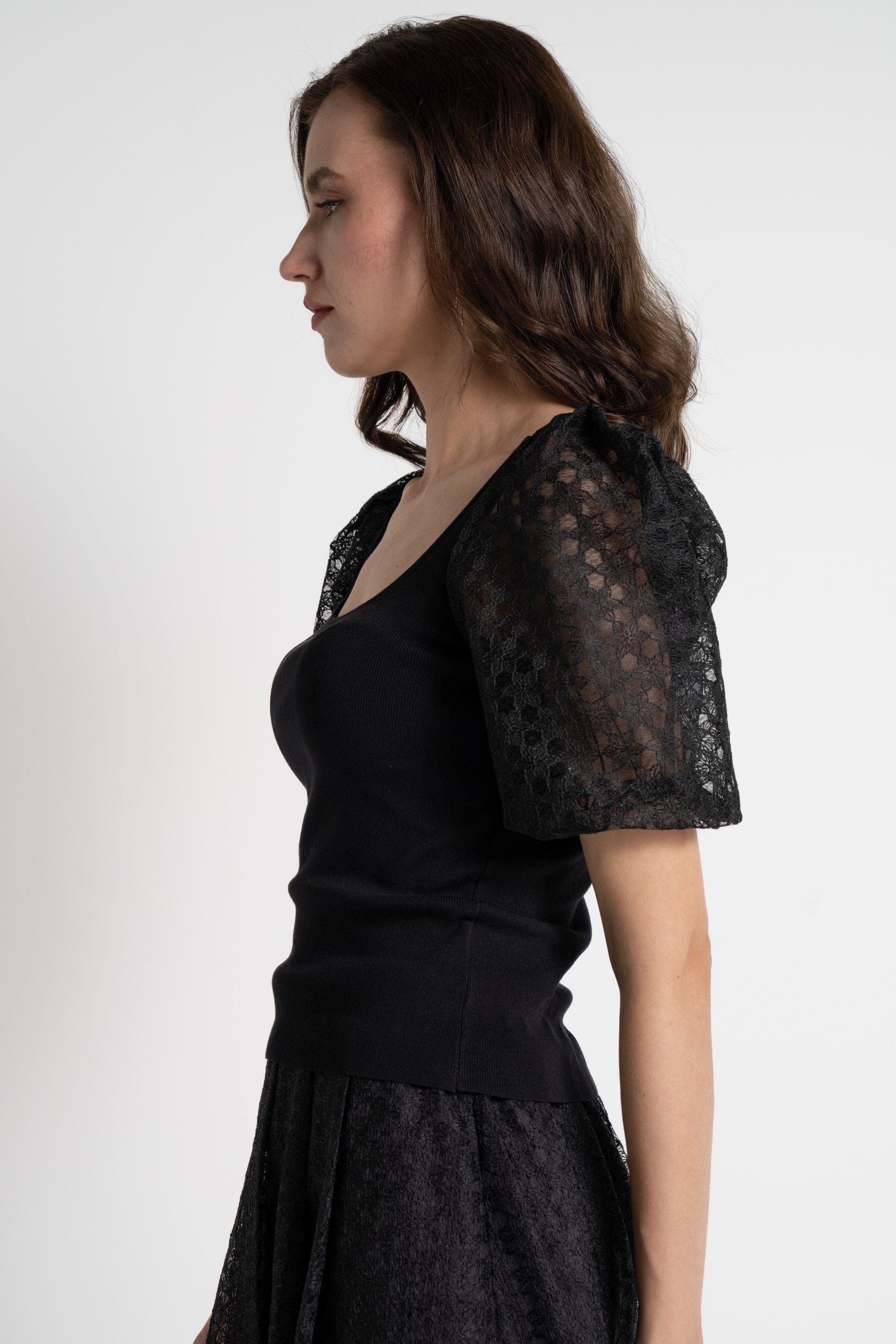 ميكا بلوزة بأكمام قصيرة شفافة مخرمة