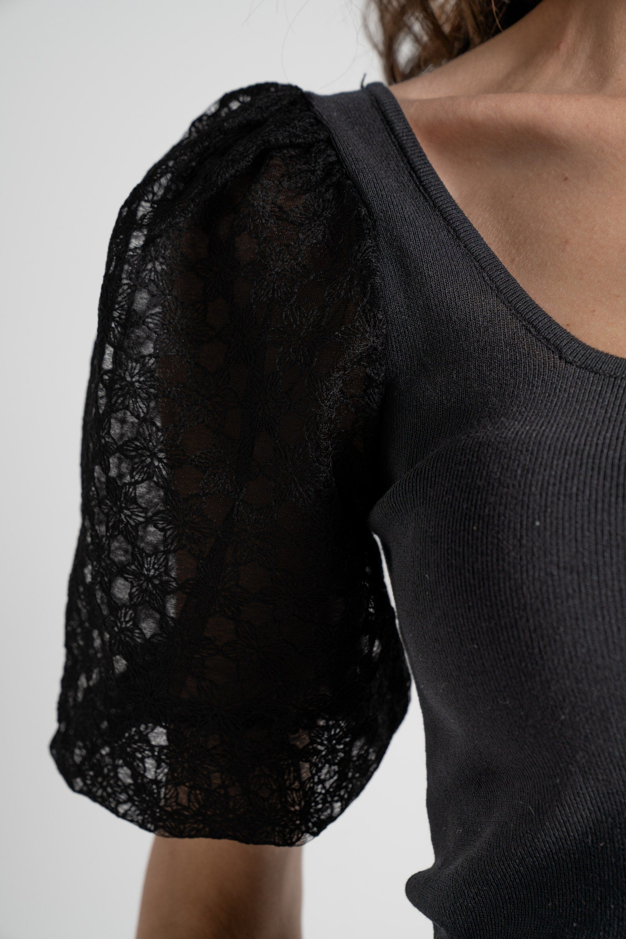 ميكا بلوزة بأكمام قصيرة شفافة مخرمة