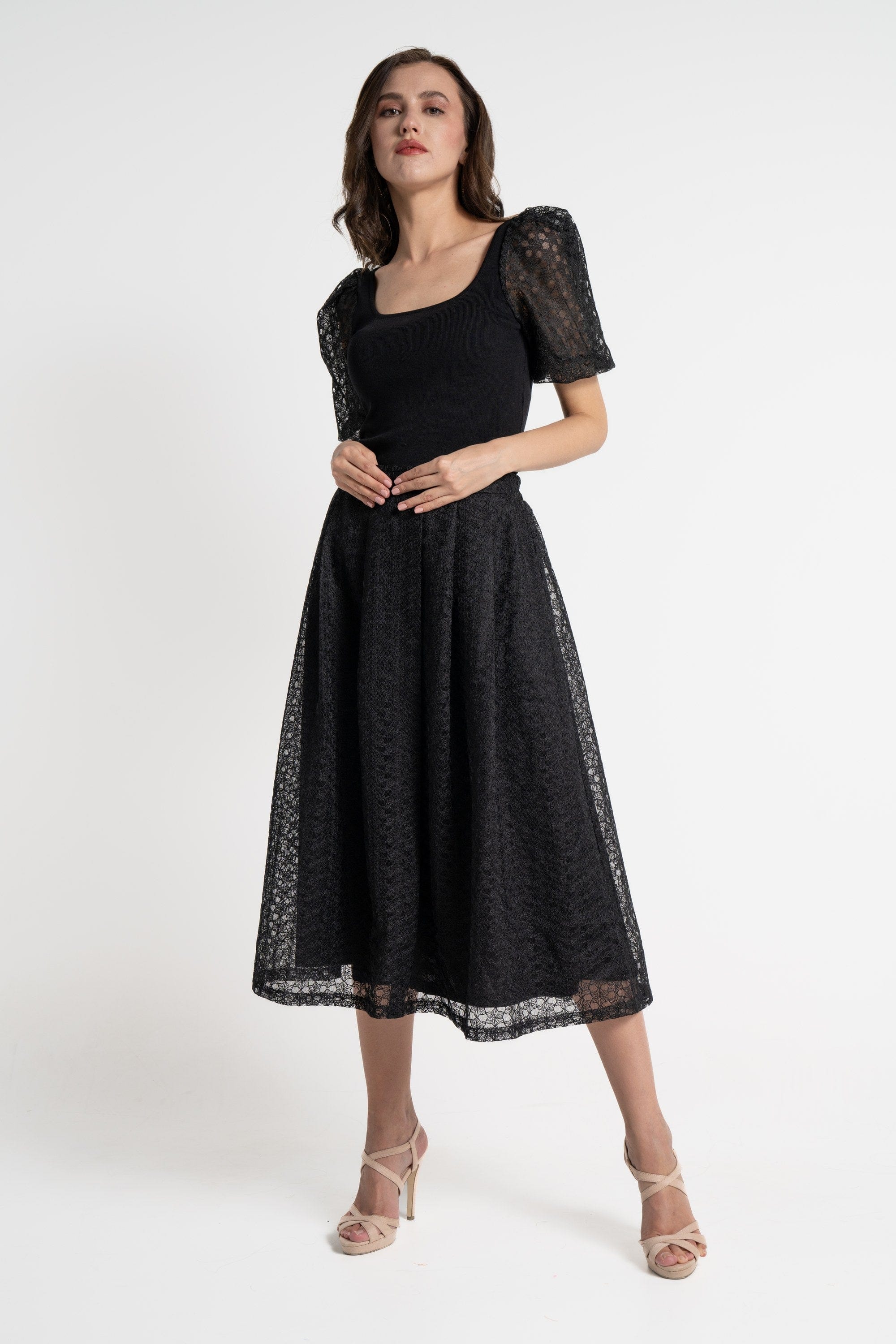 ميكا بلوزة بأكمام قصيرة شفافة مخرمة