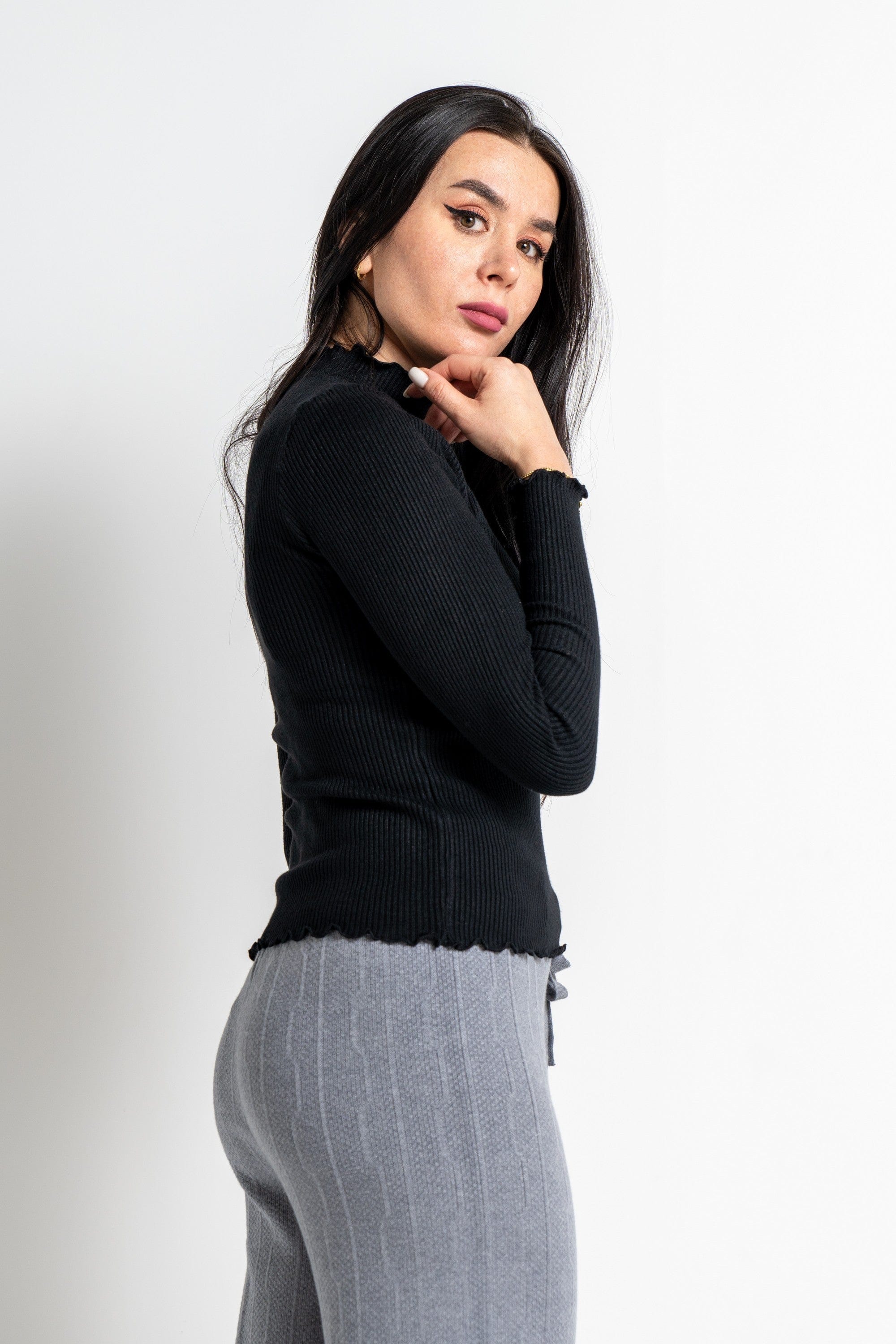 نتشي بلوزة مضلعة كم طويل برقبة