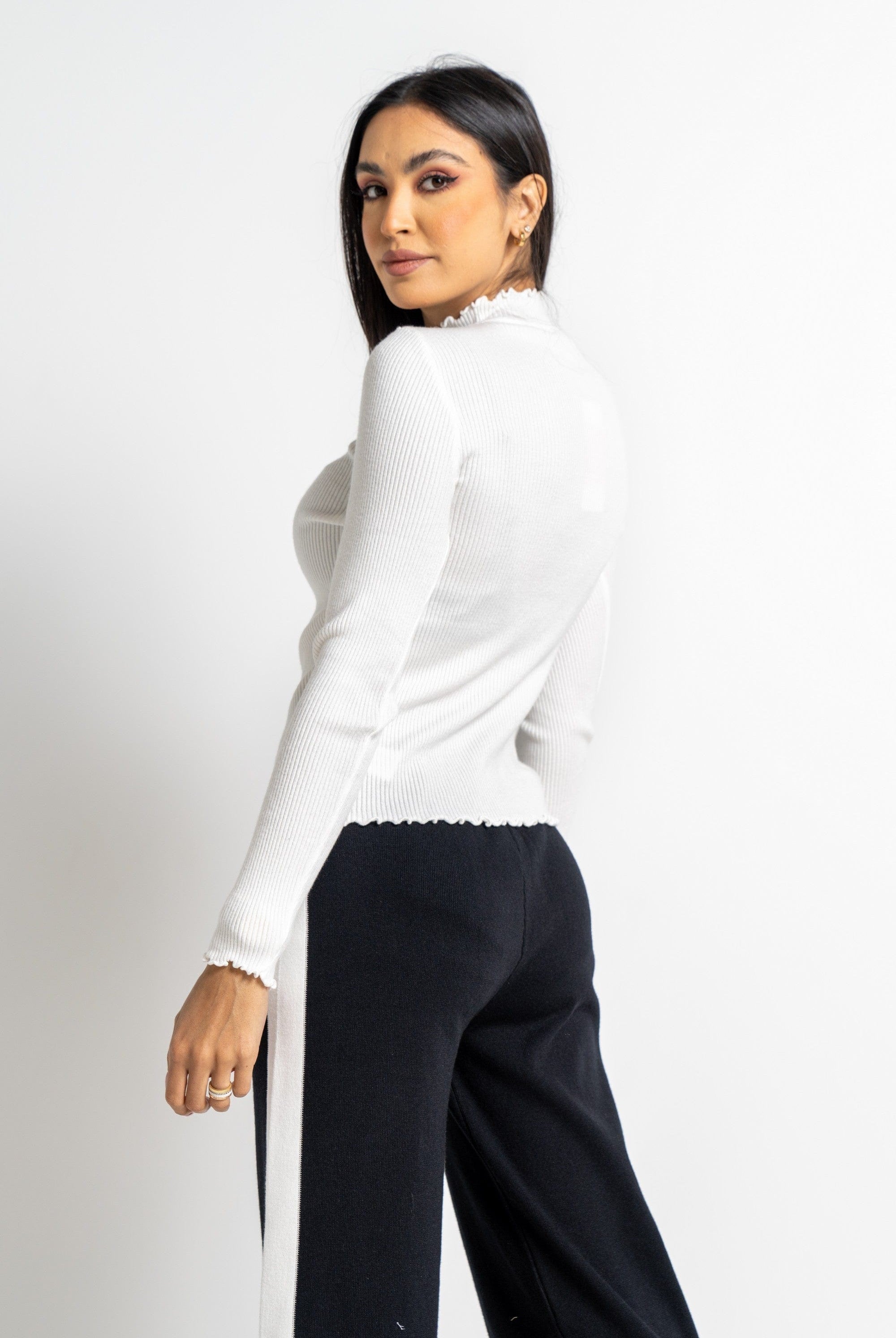 نتشي بلوزة مضلعة كم طويل برقبة