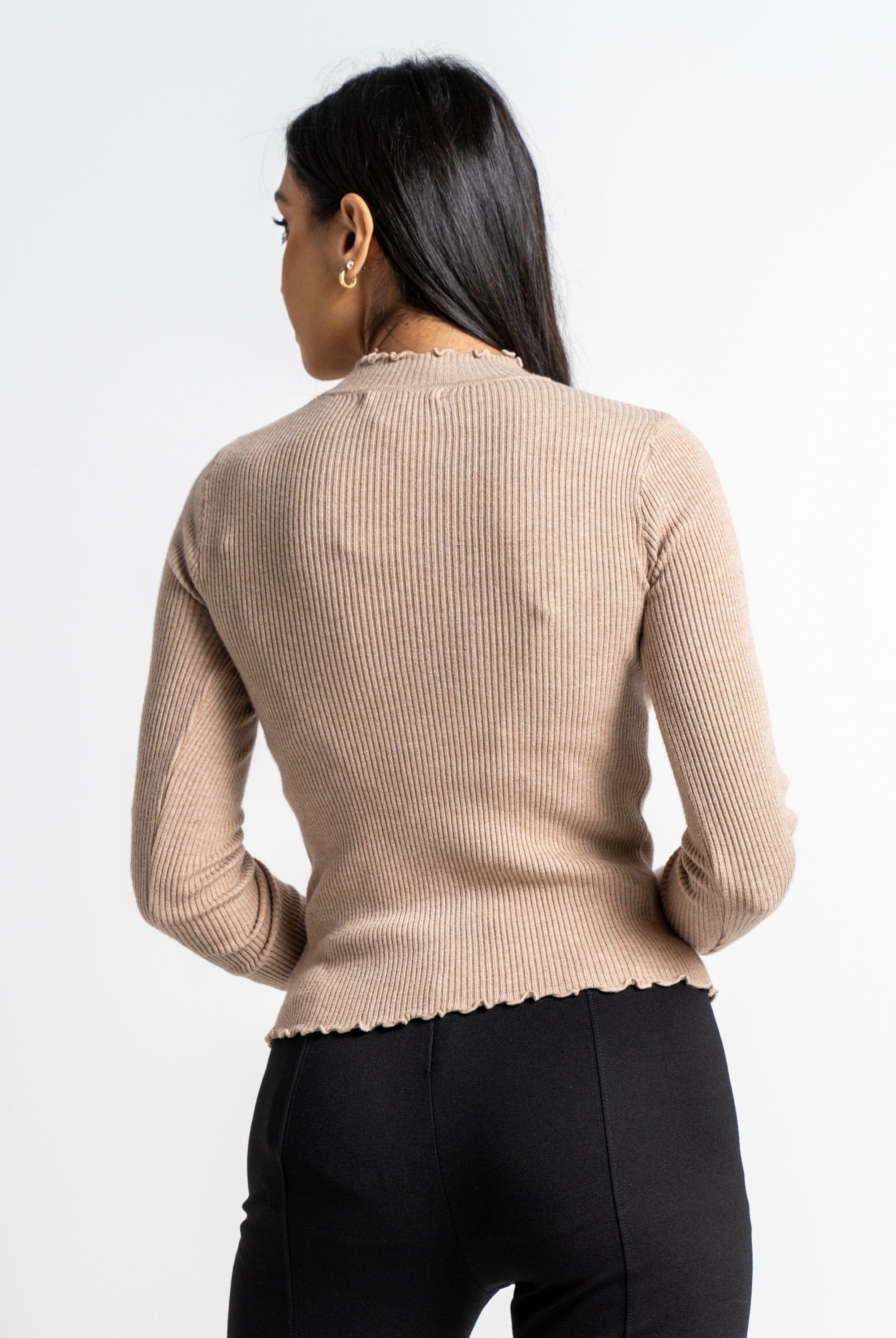 نتشي بلوزة مضلعة كم طويل برقبة