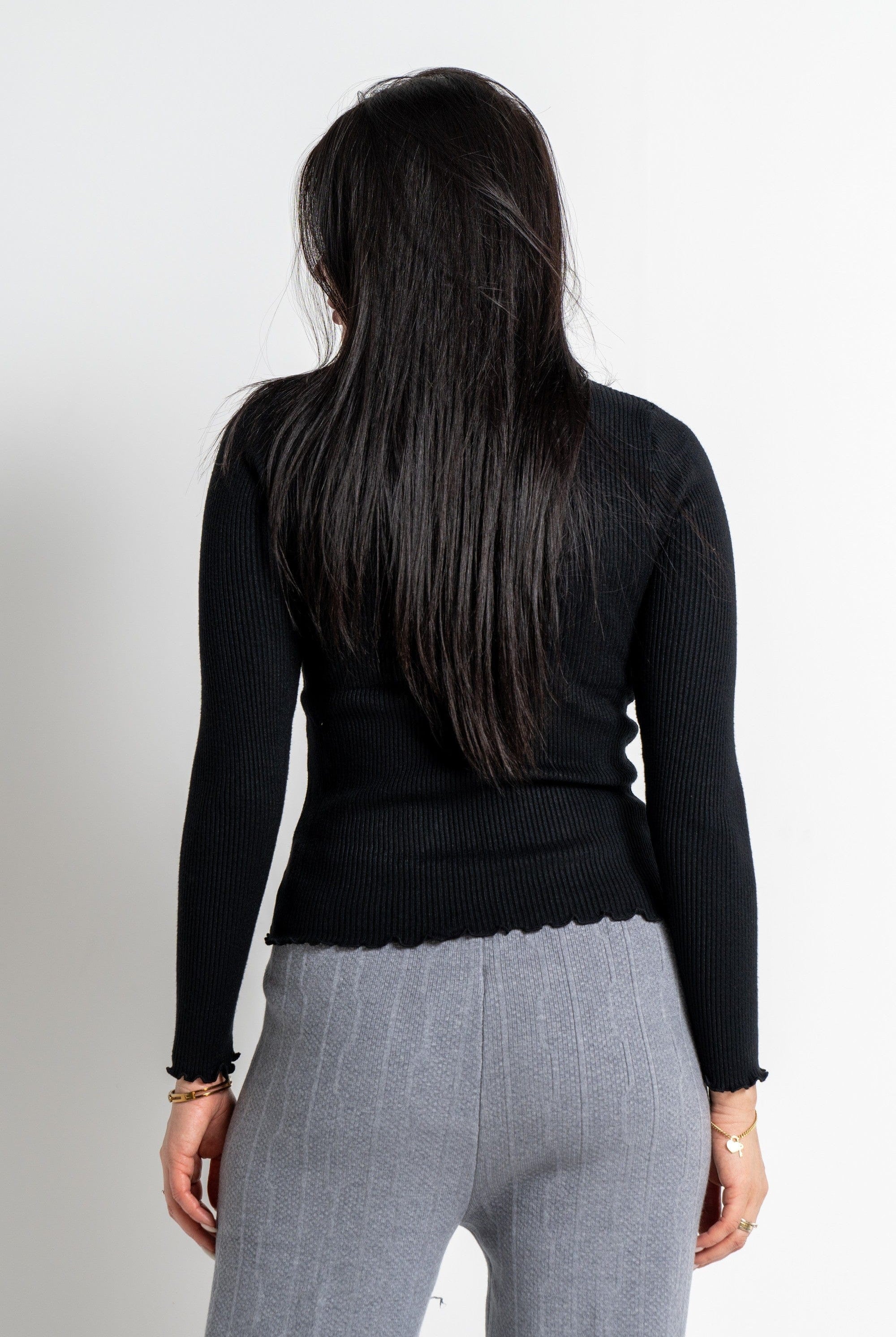 نتشي بلوزة مضلعة كم طويل برقبة