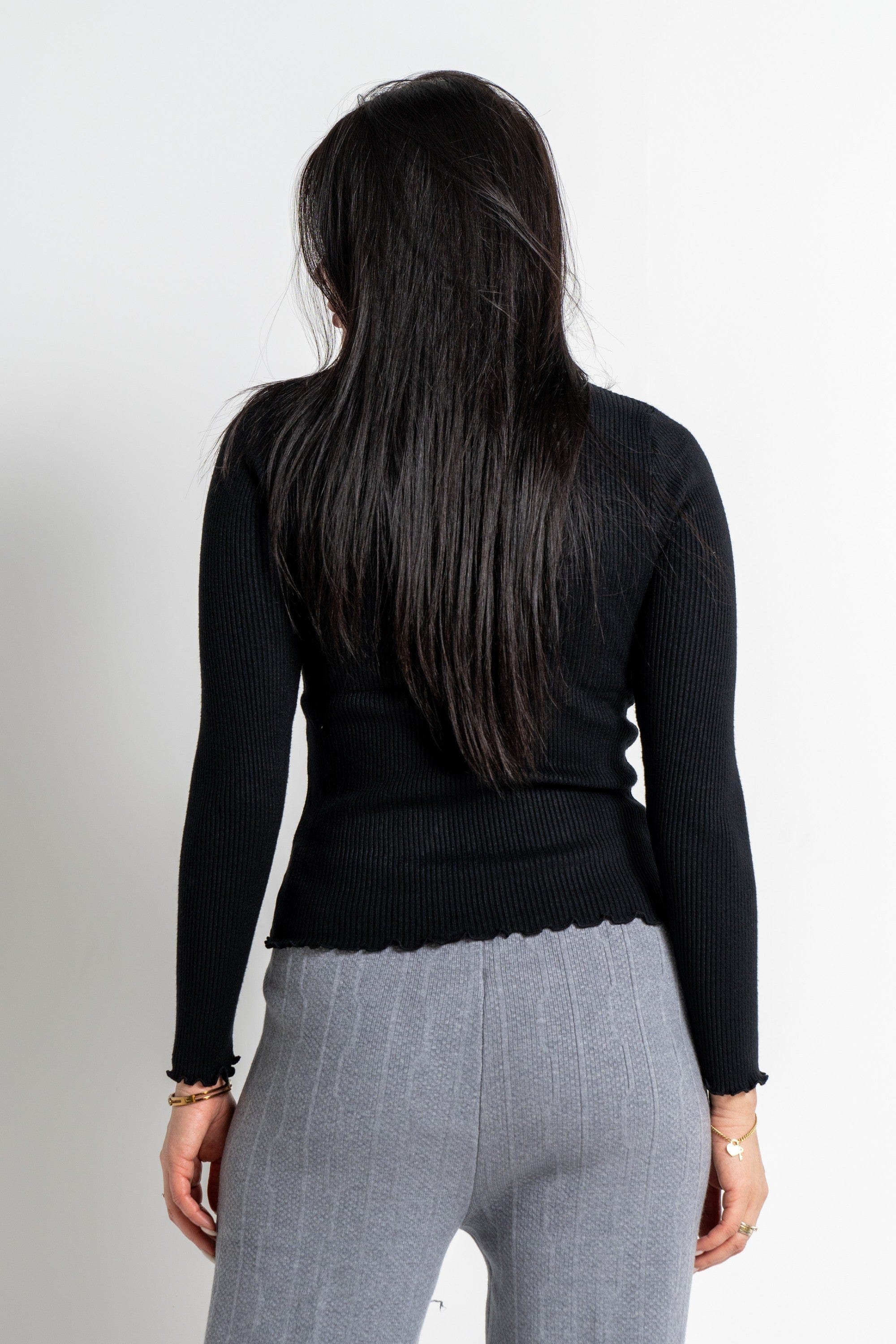 نتشي بلوزة مضلعة كم طويل برقبة