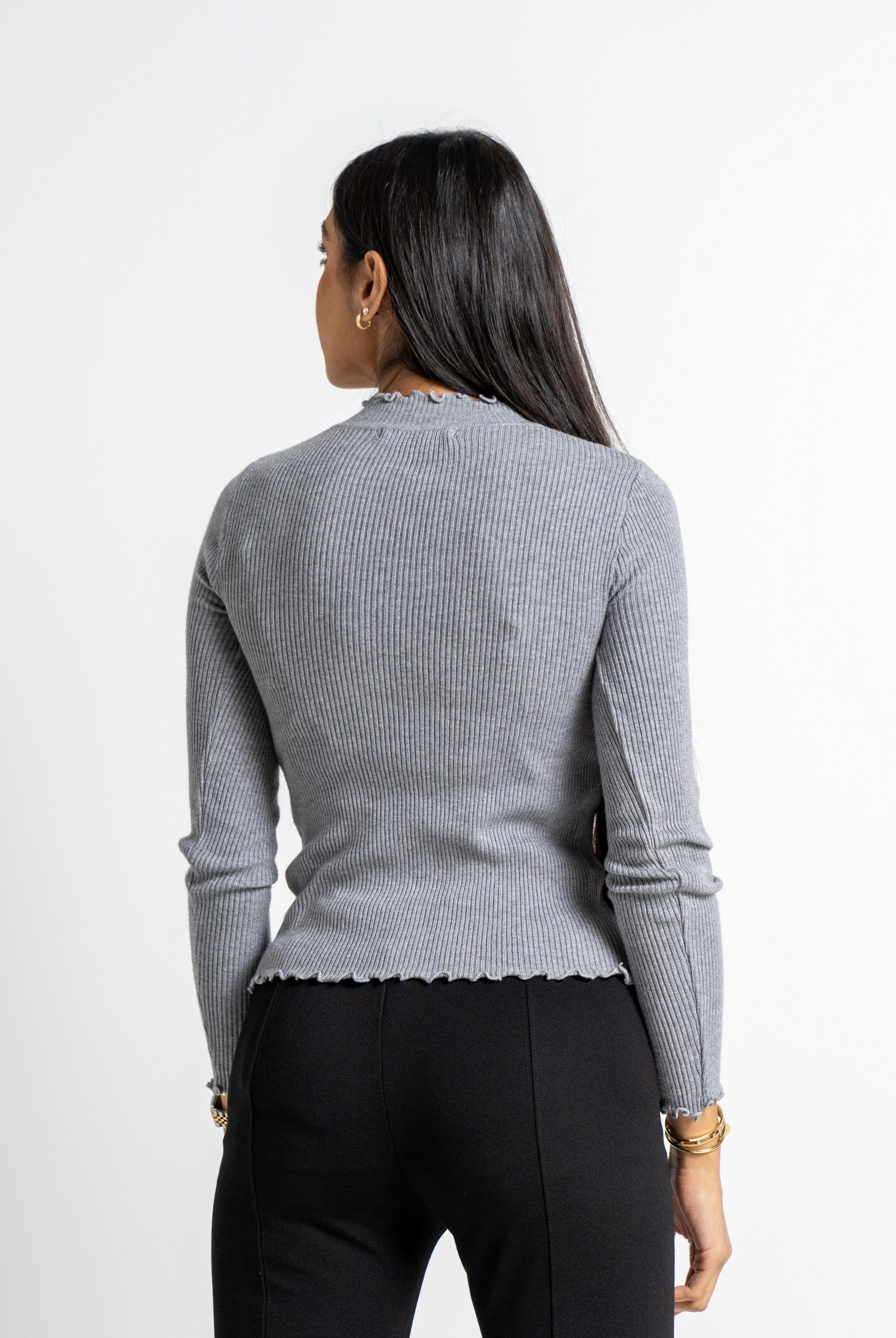 نتشي بلوزة مضلعة كم طويل برقبة