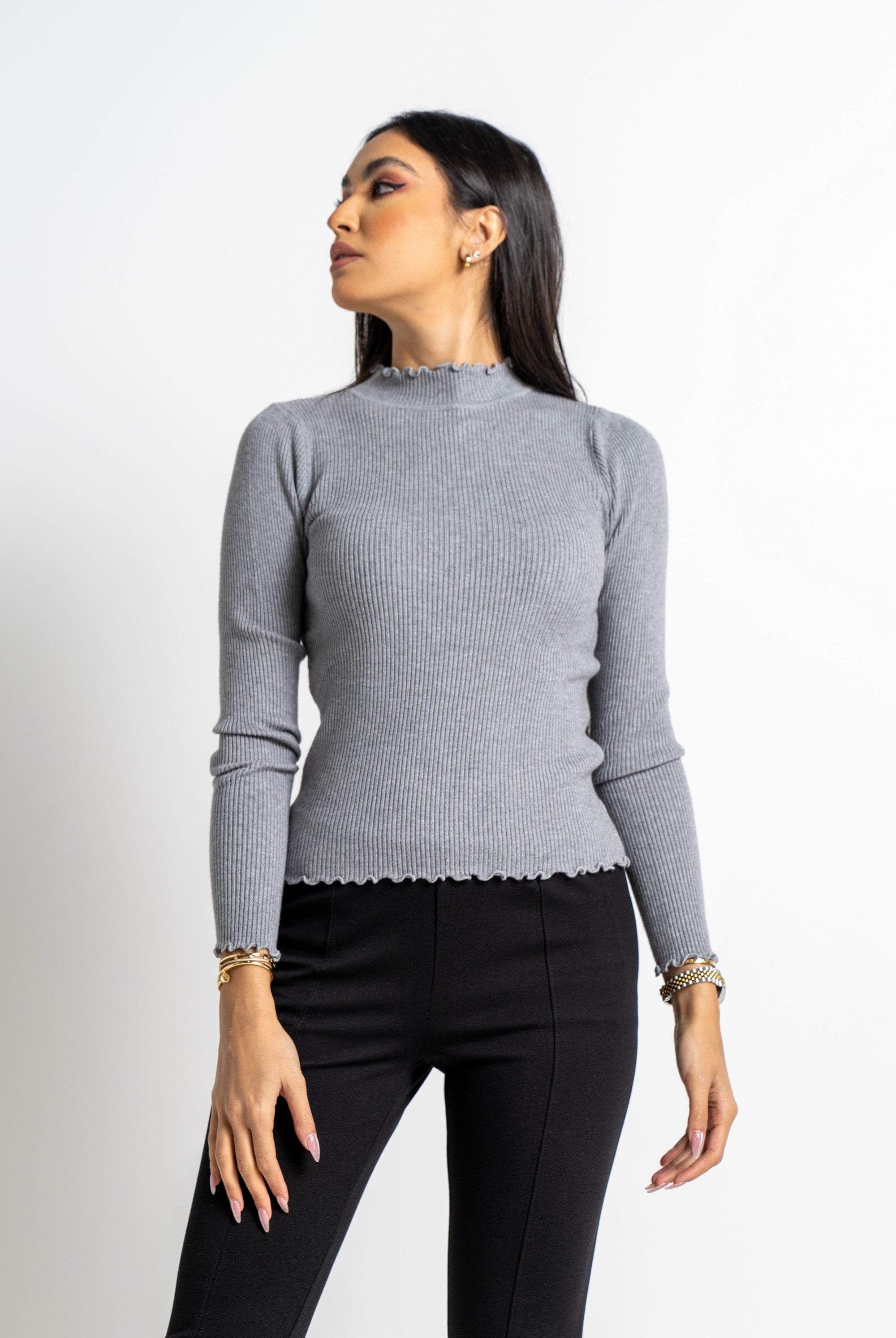 نتشي بلوزة مضلعة كم طويل برقبة