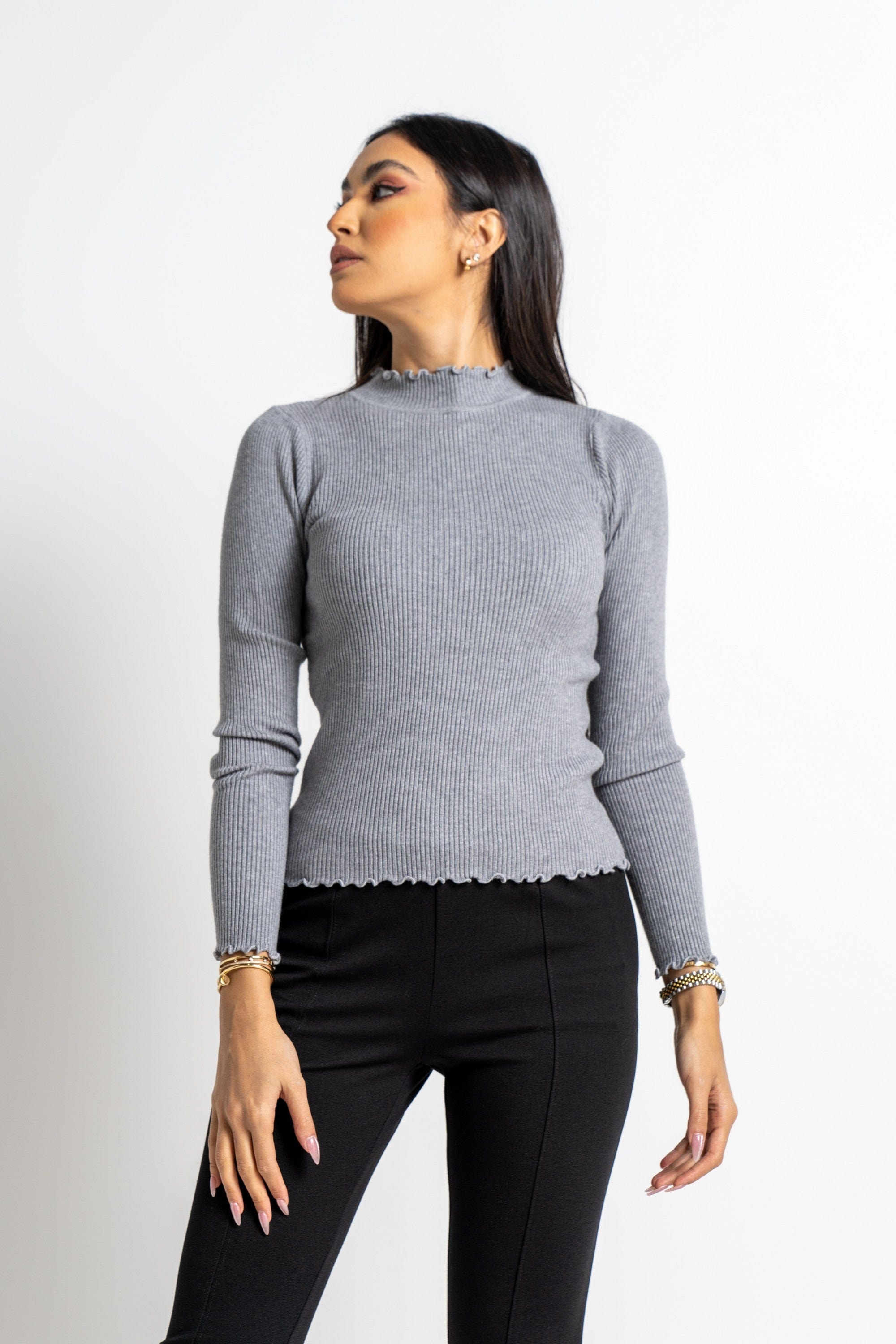 نتشي بلوزة مضلعة كم طويل برقبة