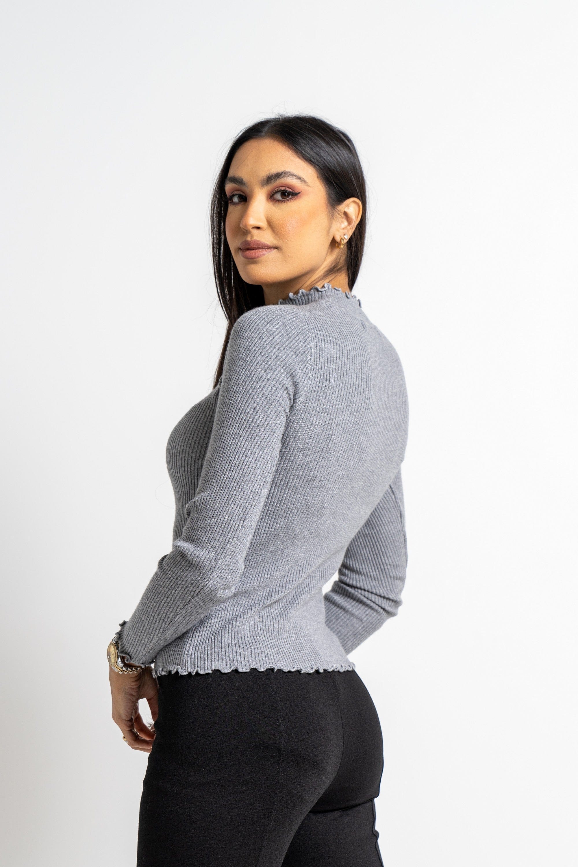 نتشي بلوزة مضلعة كم طويل برقبة