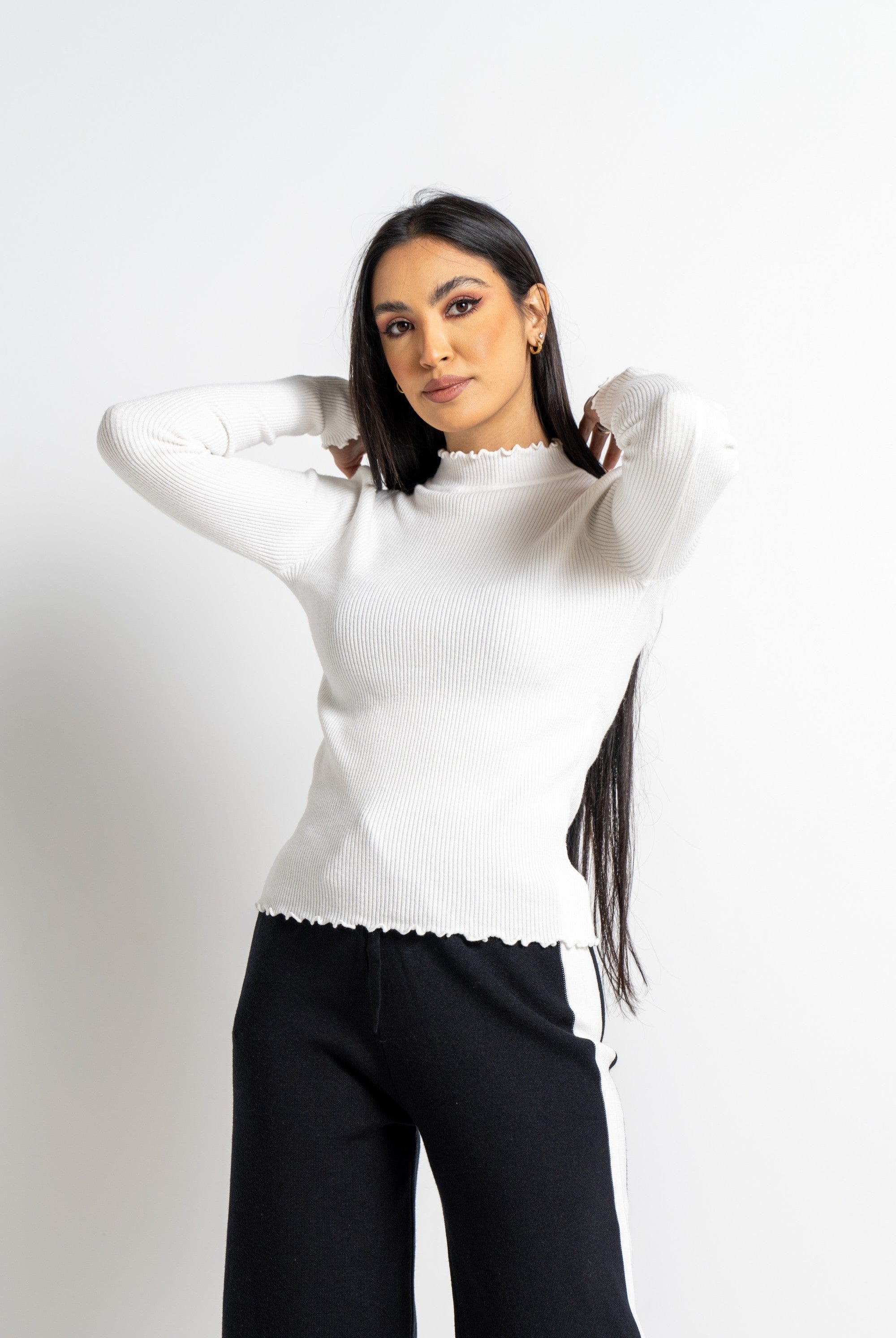 نتشي بلوزة مضلعة كم طويل برقبة