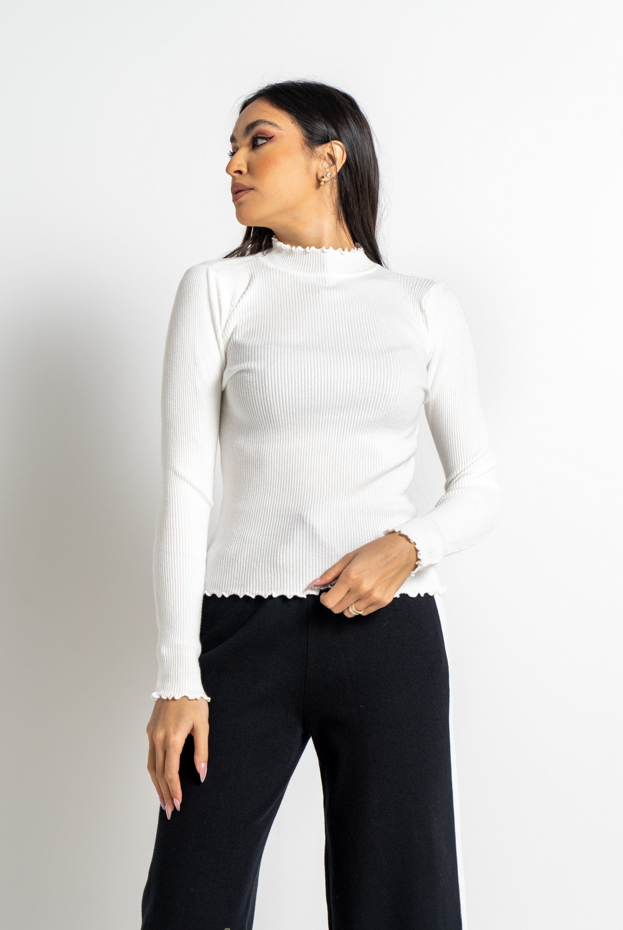 نتشي بلوزة مضلعة كم طويل برقبة