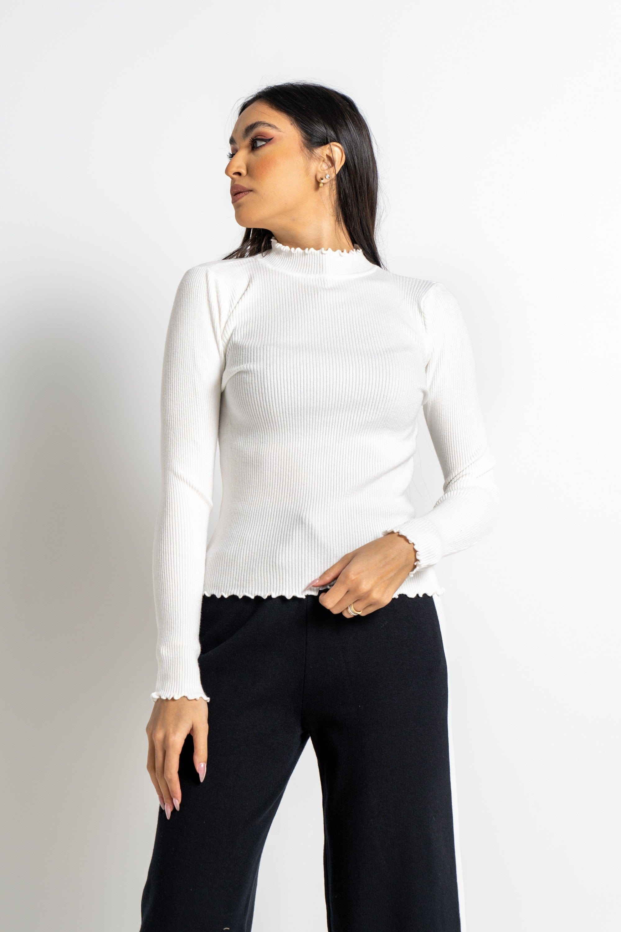 نتشي بلوزة مضلعة كم طويل برقبة