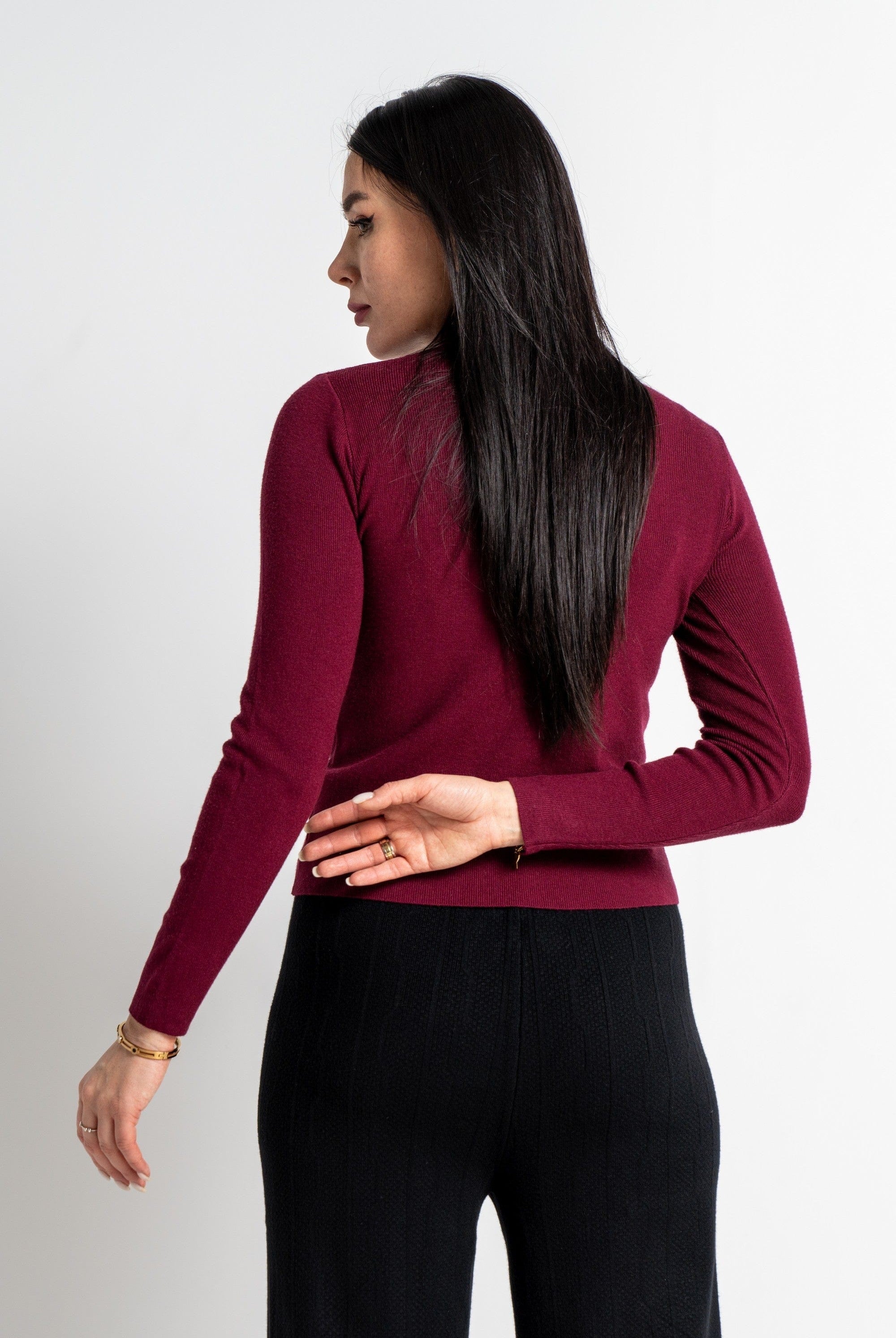 نتشي بلوزة بأكمام طويلة برقبة مرتفعة منسوجة