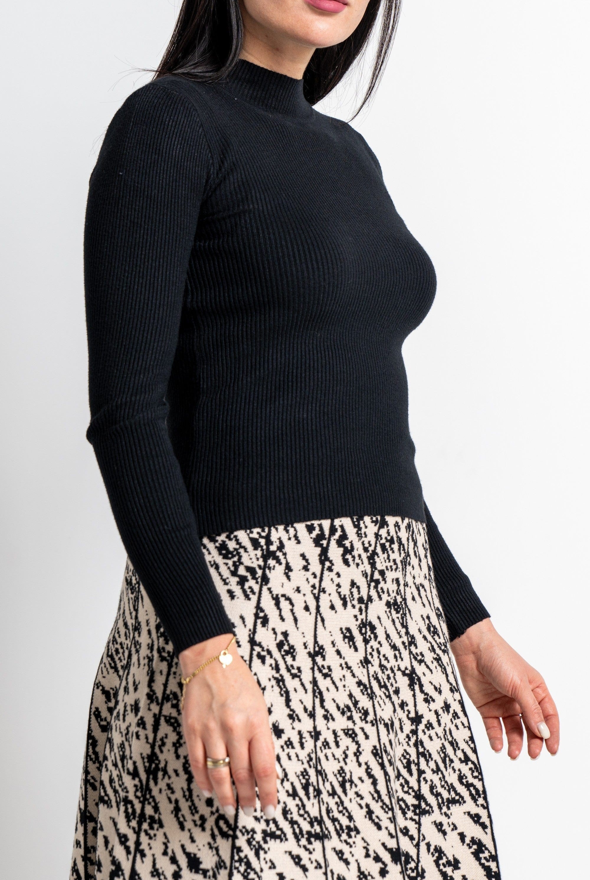 نتشي بلوزة بأكمام طويلة منسوجة مضلعة