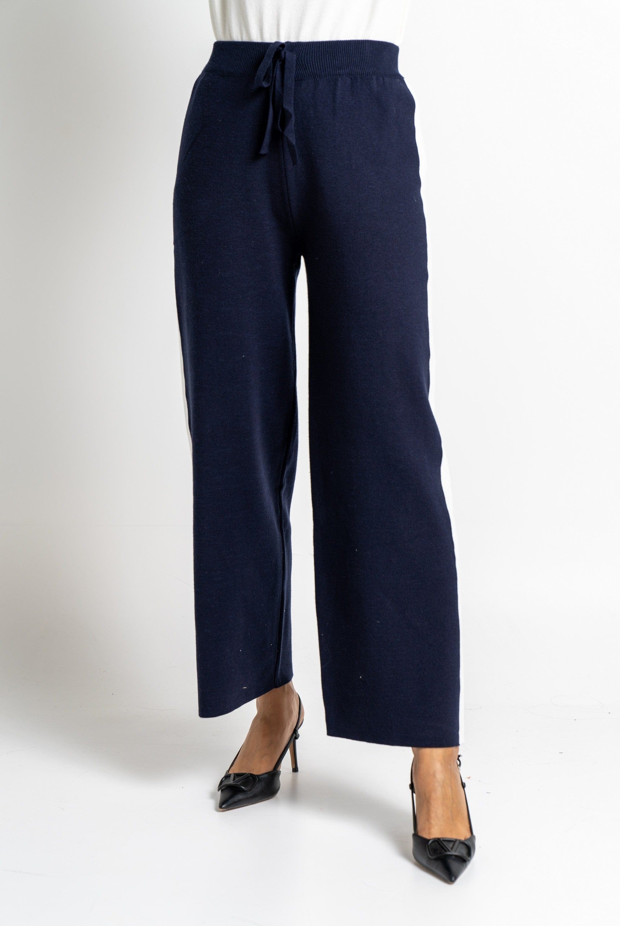 نتشي سروال 3/4 نسائي بخط جانبي أبيض