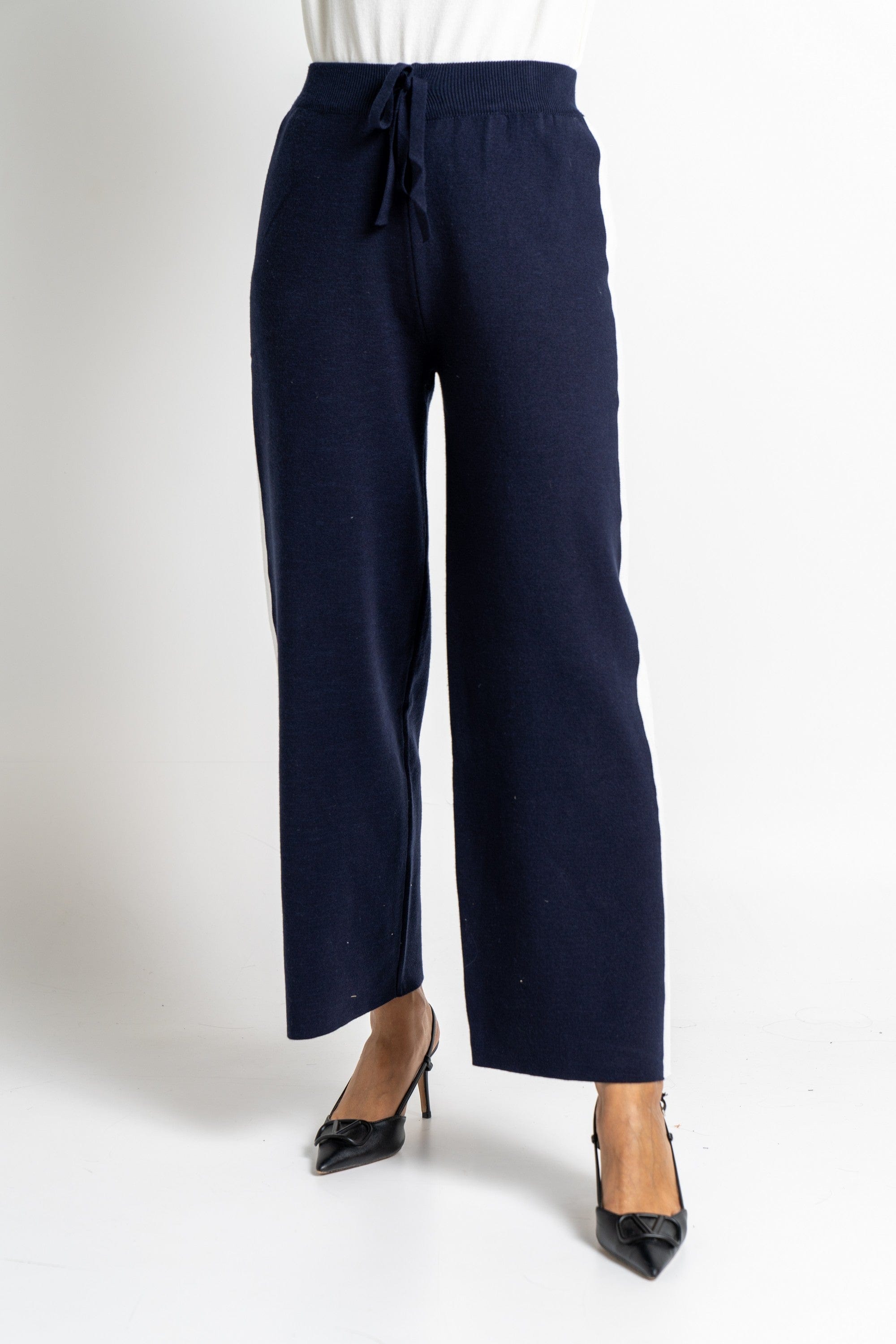 نتشي سروال 3/4 نسائي بخط جانبي أبيض