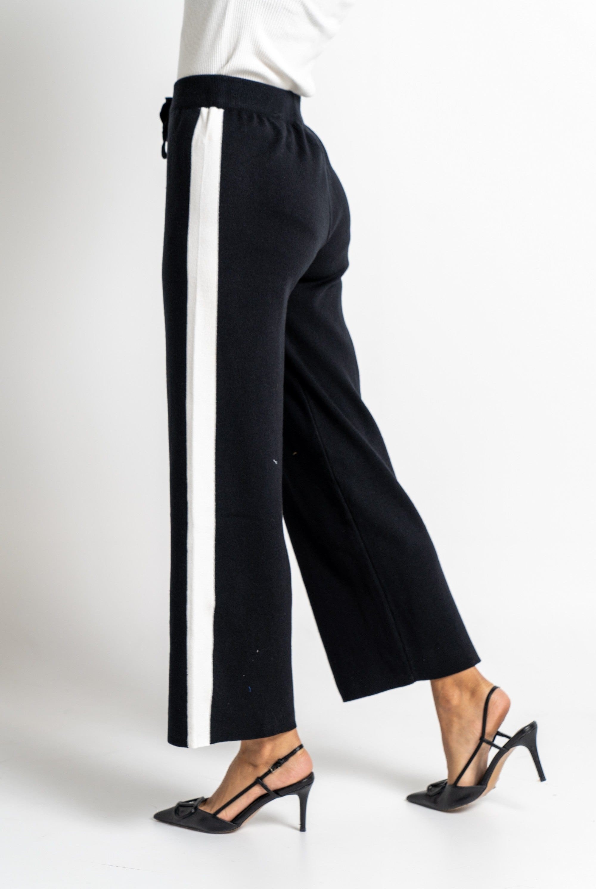 نتشي سروال 3/4 نسائي بخط جانبي أبيض