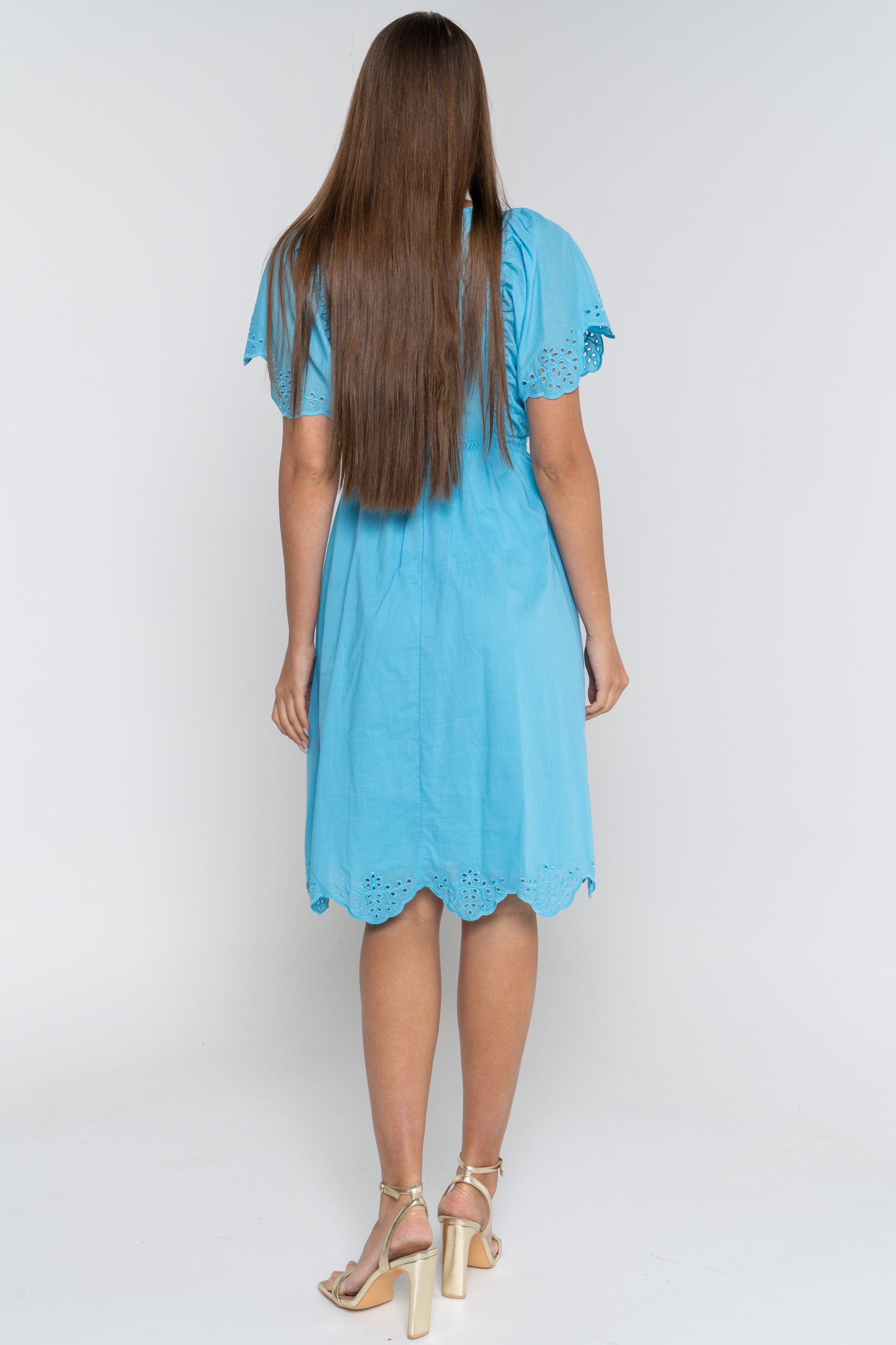 ميكا فستان بأكمام قصيرة بطول الركبة