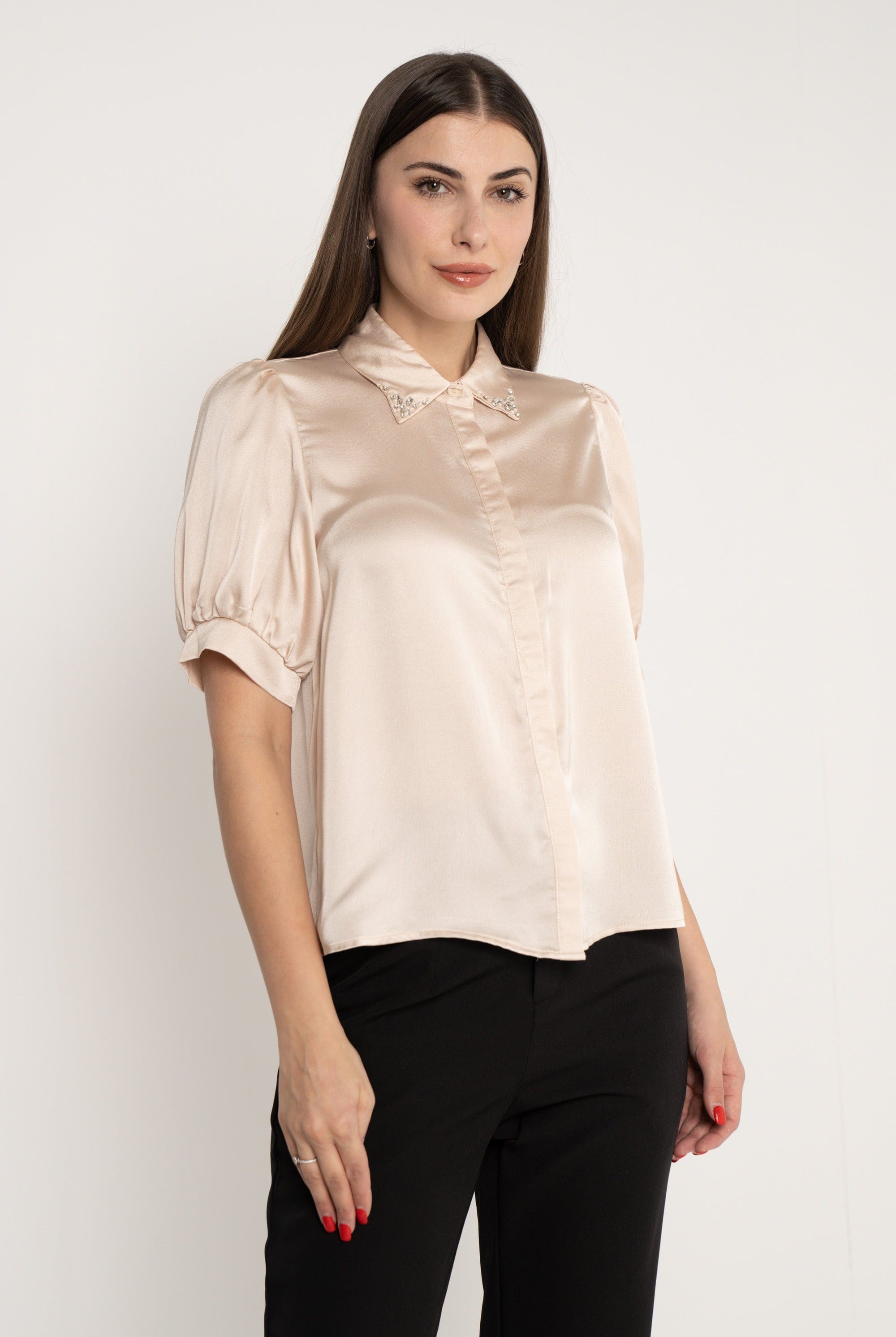 ميكا قميص بأكمام قصيرة ناعم بياقة مطرزة