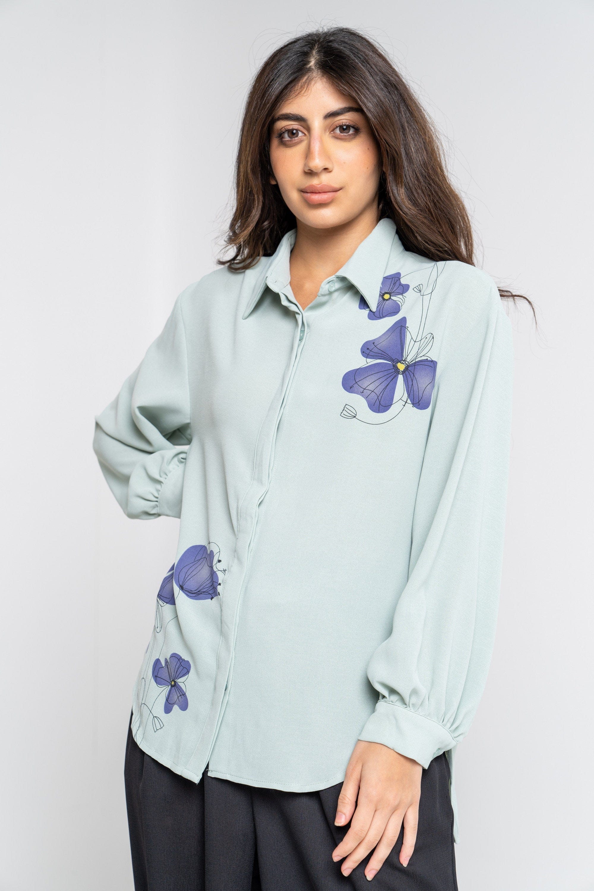 ู
ููุง ูู
ูุต ุณุงุฏุฉ ู
ุฒูู ุจุงููุฑูุฏ ุจุฃูู
ุงู
ุทูููุฉ