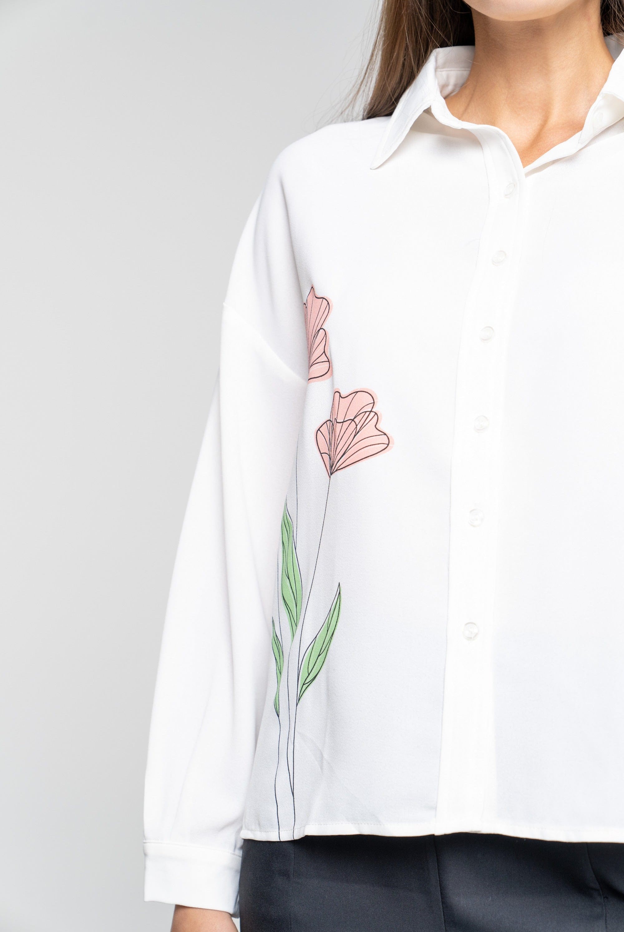 ميكا قميص سادة بأزرار أمامية مزين بالورد بأكمام طويلة