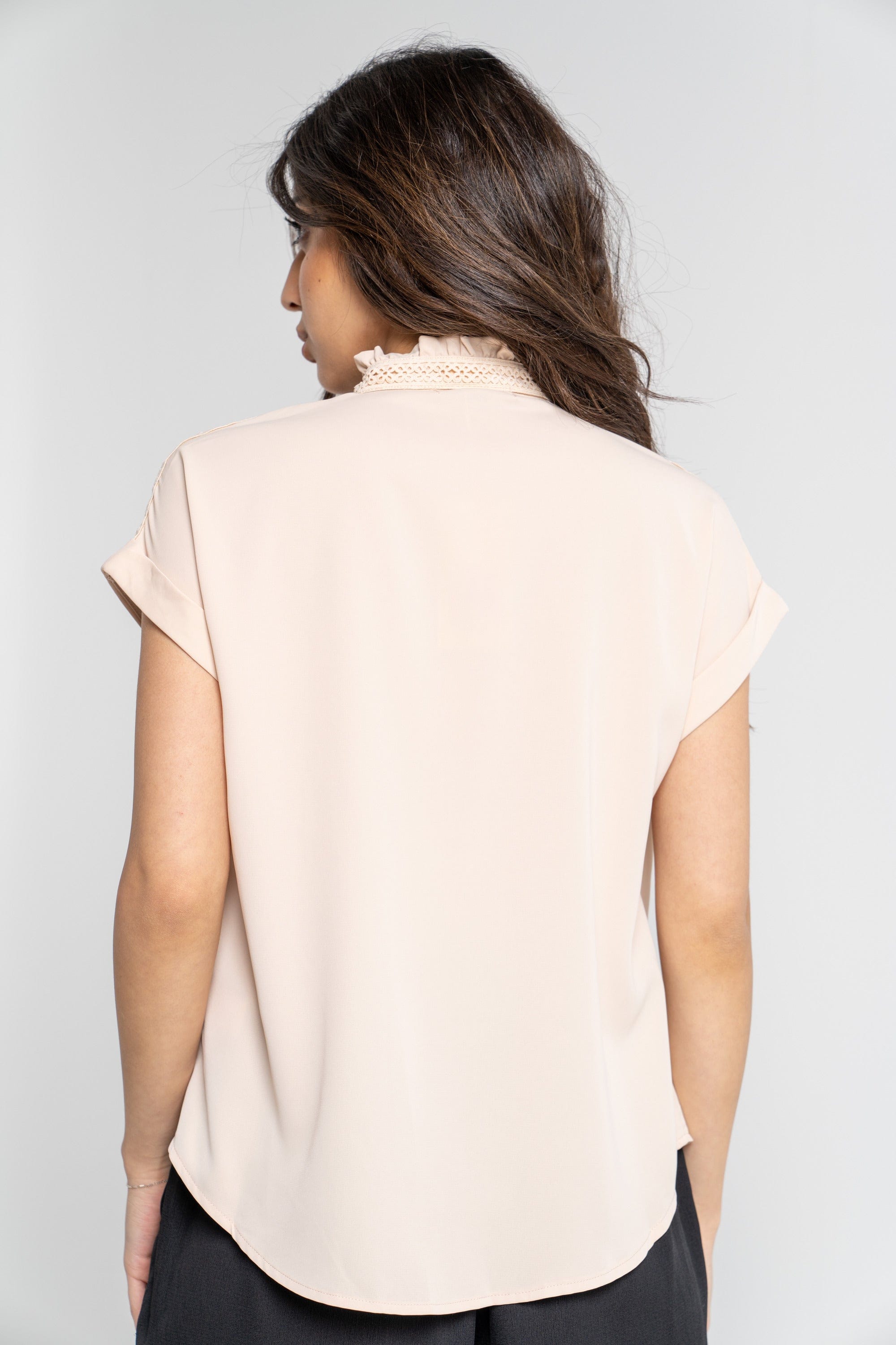 ميكا بلوزة سادة بأزرار أمامية بأكمام قصيرة