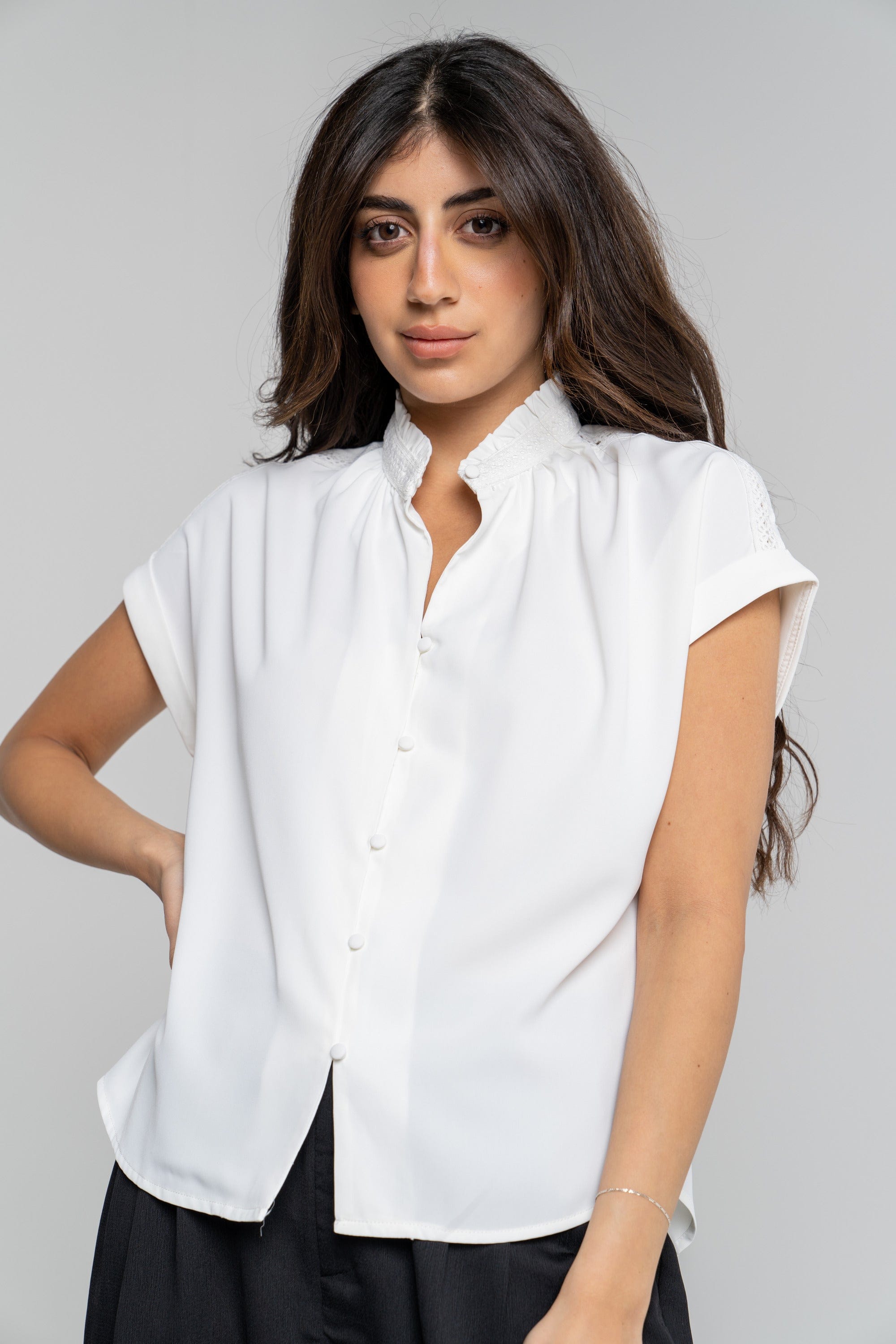 ميكا بلوزة سادة بأزرار أمامية بأكمام قصيرة