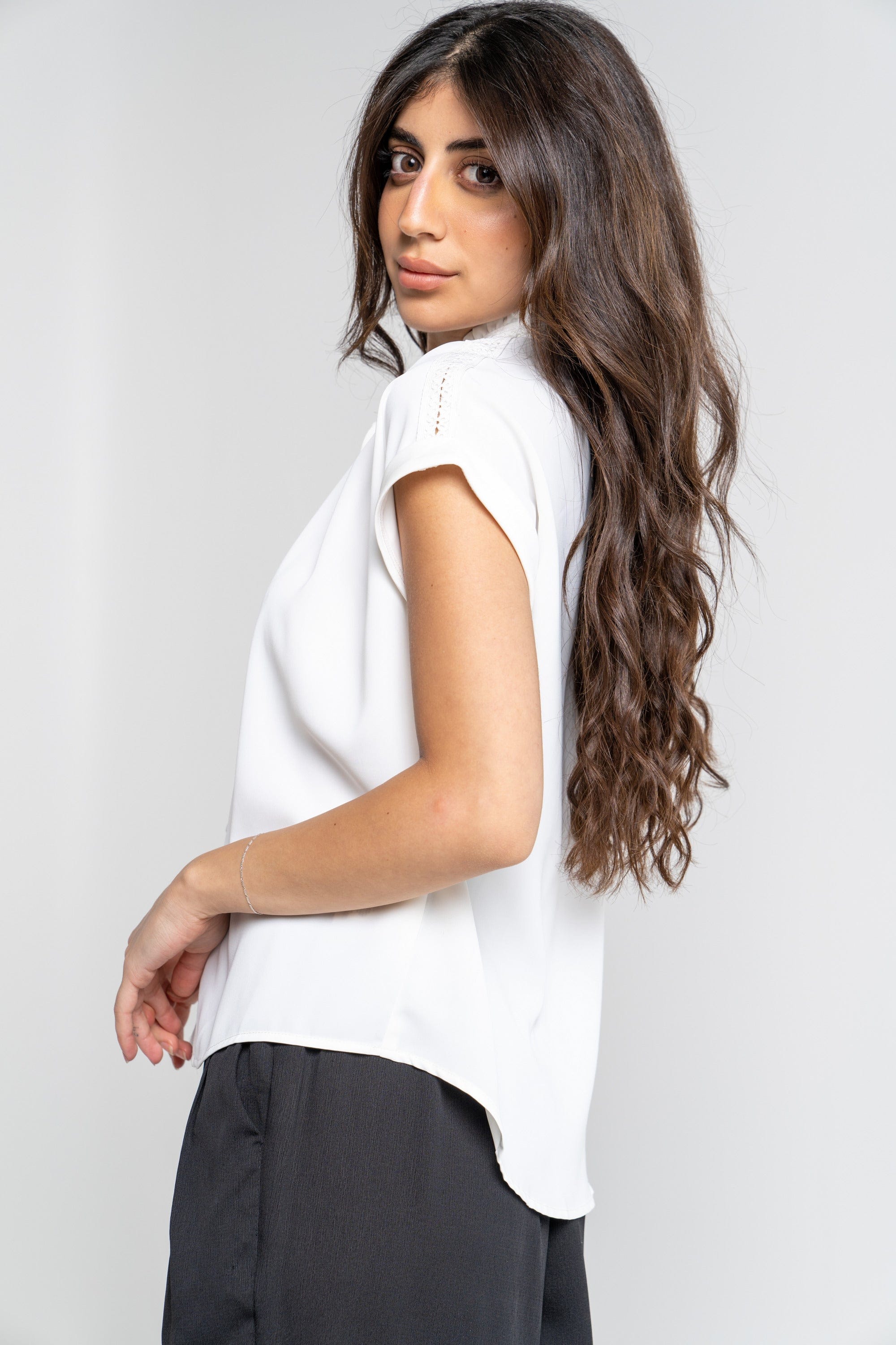 ميكا بلوزة سادة بأزرار أمامية بأكمام قصيرة