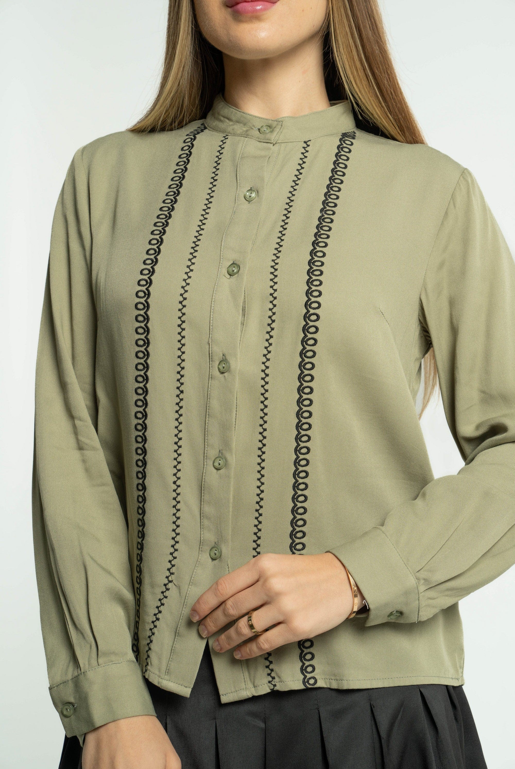 ميكا بلوزة بأكمام طويلة مطرزة كم طويل